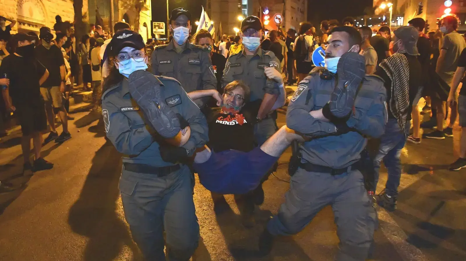 מעצר מפגין במהלך המחאה נגד ראש הממשלה, כיכר פריז ירושלים, 22 באוגוסט 2020 מעצר מפגין במהלך המחאה נגד ראש הממשלה, כיכר פריז ירושלים, 22 באוגוסט 2020