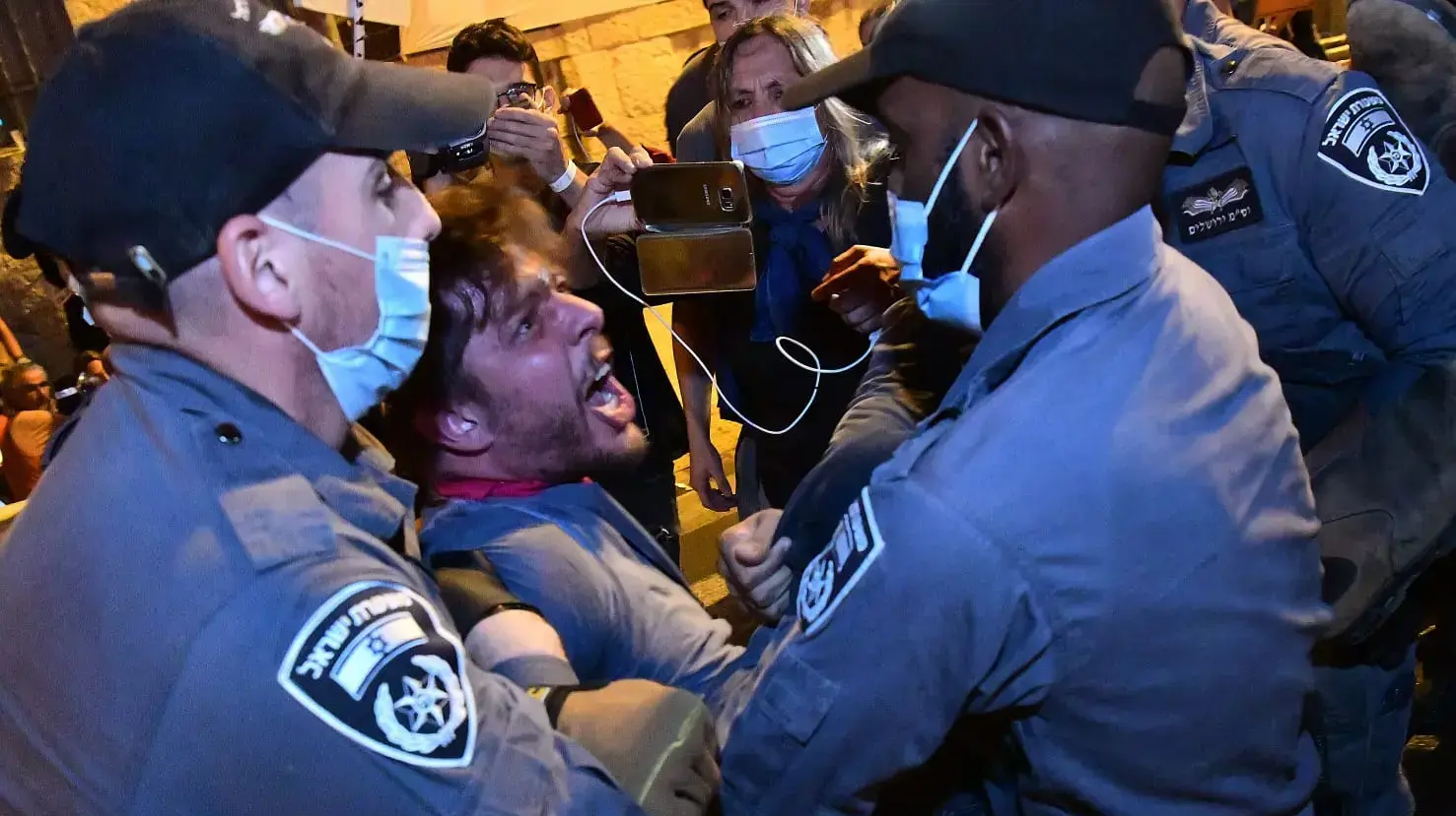 מעצר מפגין במהלך המחאה נגד ראש הממשלה, כיכר פריז ירושלים, 22 באוגוסט 2020 מעצר מפגין במהלך המחאה נגד ראש הממשלה, כיכר פריז ירושלים, 22 באוגוסט 2020