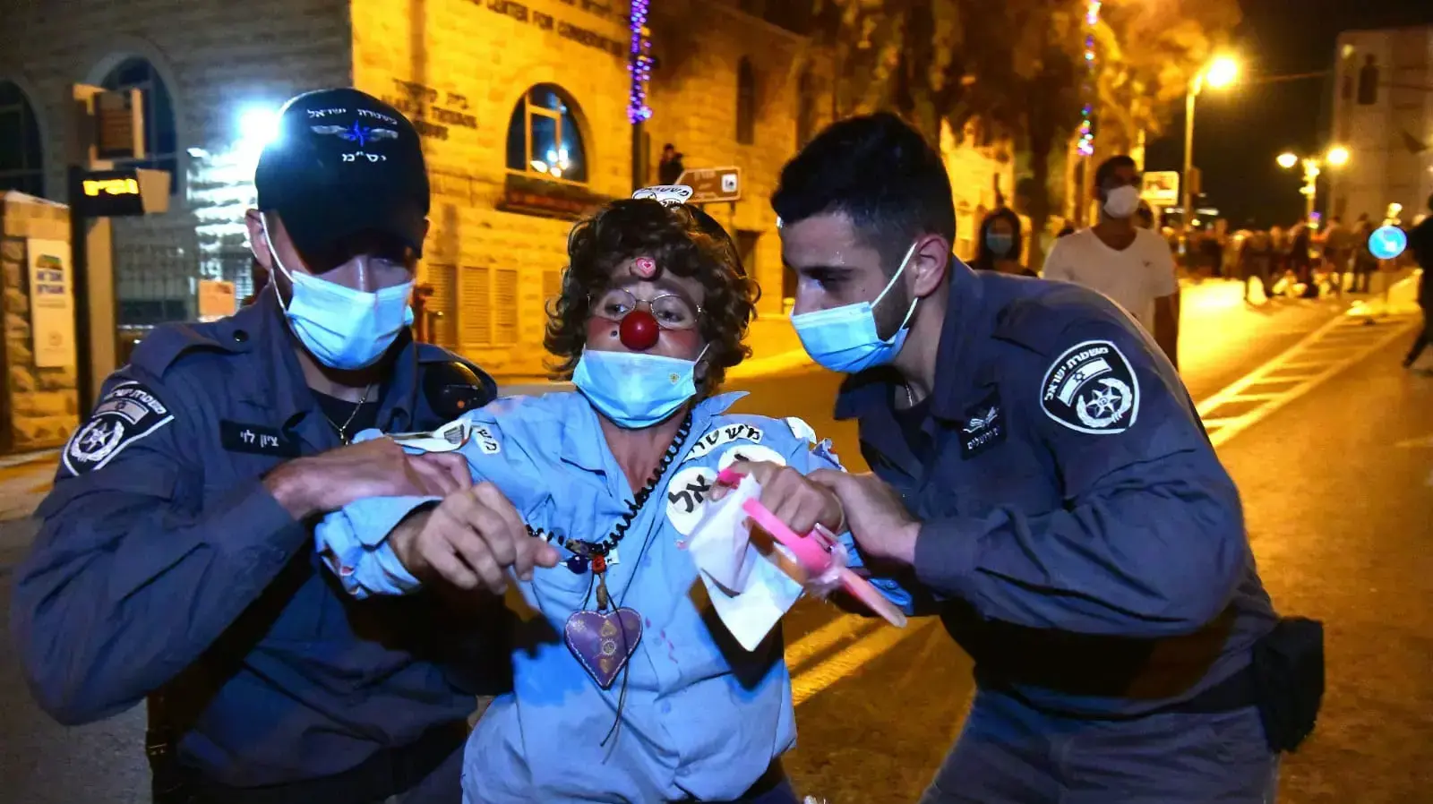 מעצר מפגין במהלך המחאה נגד ראש הממשלה, כיכר פריז ירושלים, 22 באוגוסט 2020 מעצר מפגין במהלך המחאה נגד ראש הממשלה, כיכר פריז ירושלים, 22 באוגוסט 2020