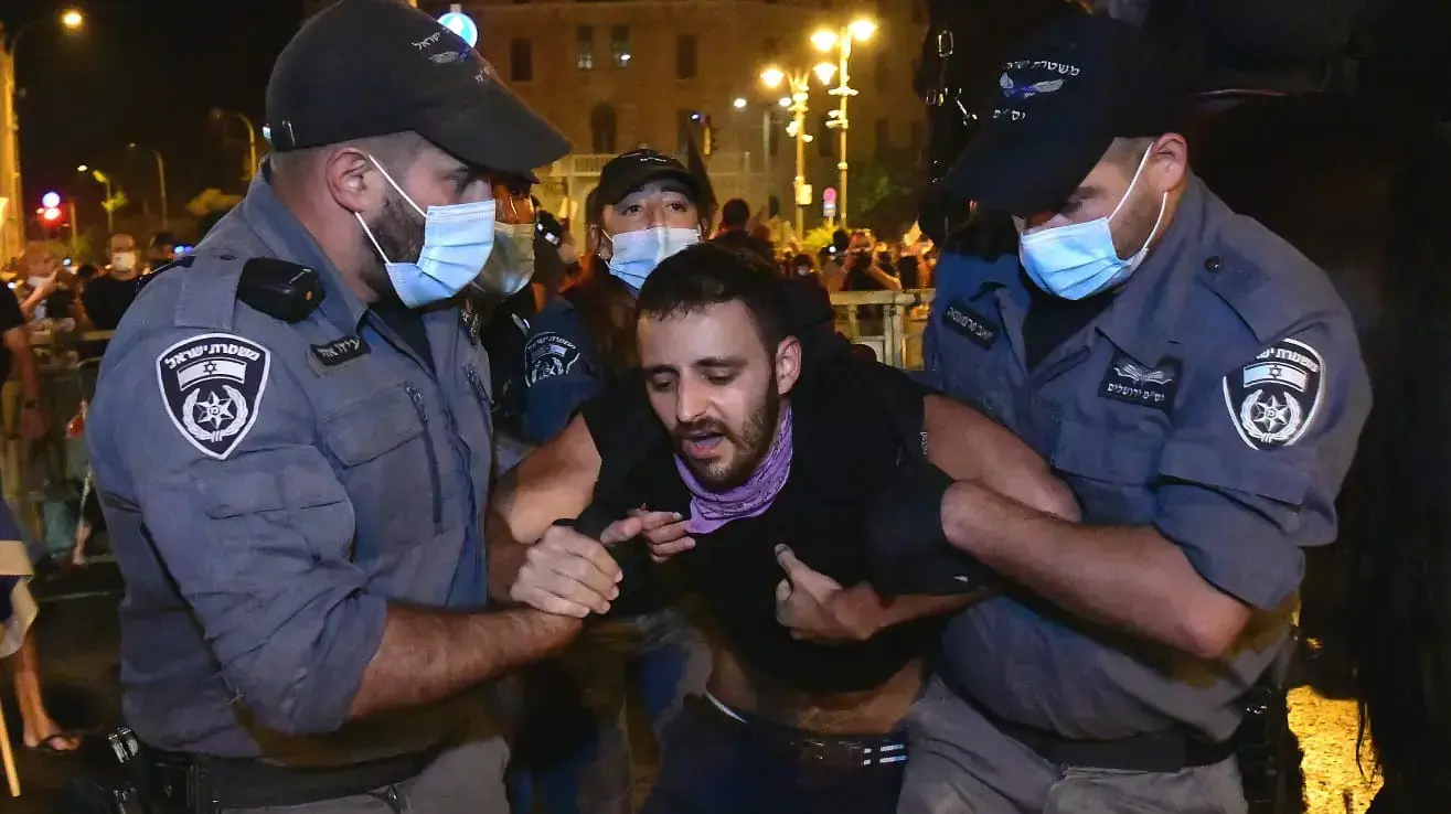 מעצר מפגין במהלך המחאה נגד ראש הממשלה, כיכר פריז ירושלים, 22 באוגוסט 2020 מעצר מפגין במהלך המחאה נגד ראש הממשלה, כיכר פריז ירושלים, 22 באוגוסט 2020