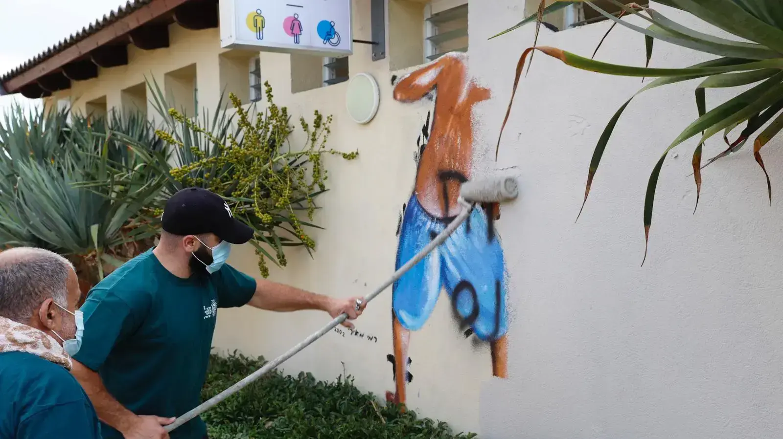 הסרת ציור הקיר של רמי מאירי בחוף מציצים בתל אביב, 23 באוגוסט 2020 הסרת ציור הקיר של רמי מאירי בחוף מציצים בתל אביב, 23 באוגוסט 2020