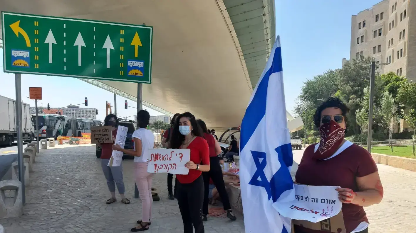 שביתת הנשים - פעילות לוט"ם בגשר המיתרים ירושלים שביתת הנשים - פעילות לוט"ם בגשר המיתרים ירושלים