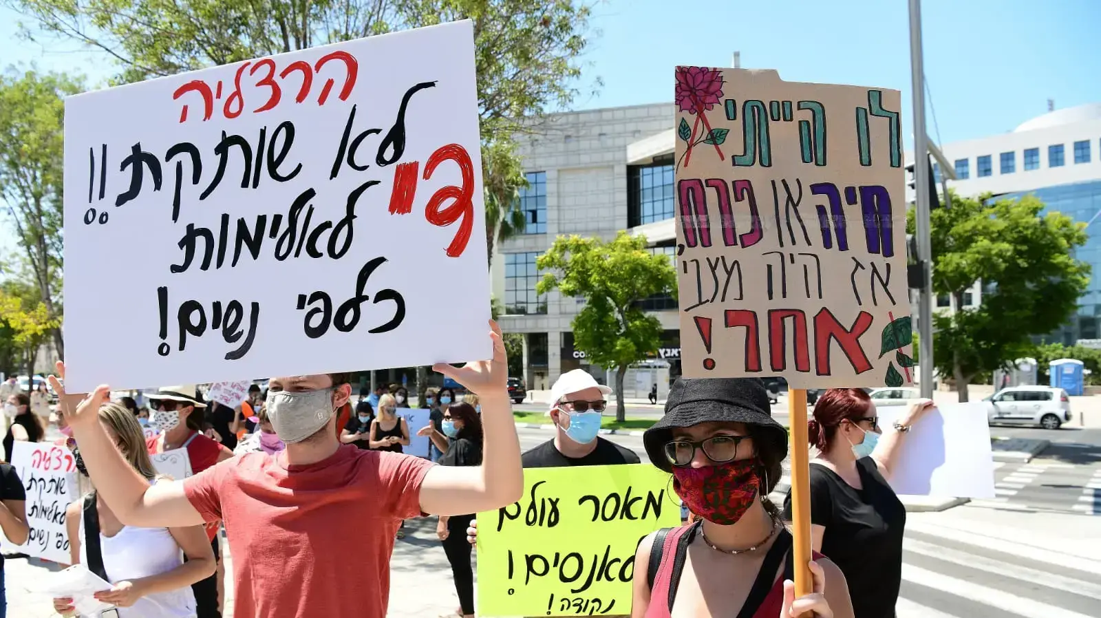שביתת נשים - הפגנת נשים לא שותקות מול האונס, הרצליה, 23 באוגוסט 2020