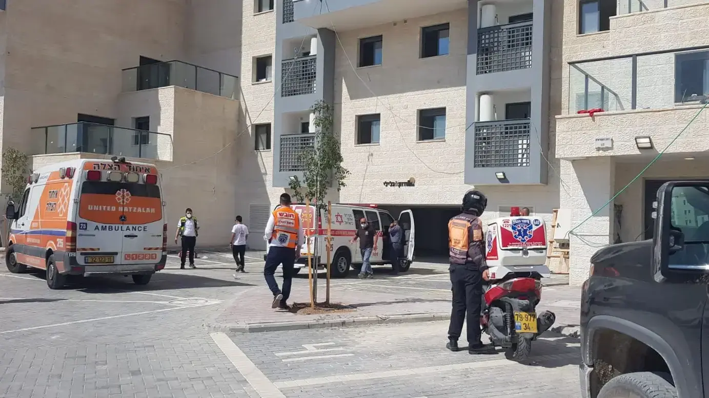 זירת פציעה של צעירה בת 24 שנפצעה קשה לאחר שנפלה מגובה בעת ניקוי חלונות מבנה בבית שמש. 23 באוגוסט 2020 זירת פציעה של צעירה בת 24 שנפצעה קשה לאחר שנפלה מגובה בעת ניקוי חלונות מבנה בבית שמש. 23 באוגוסט 2020