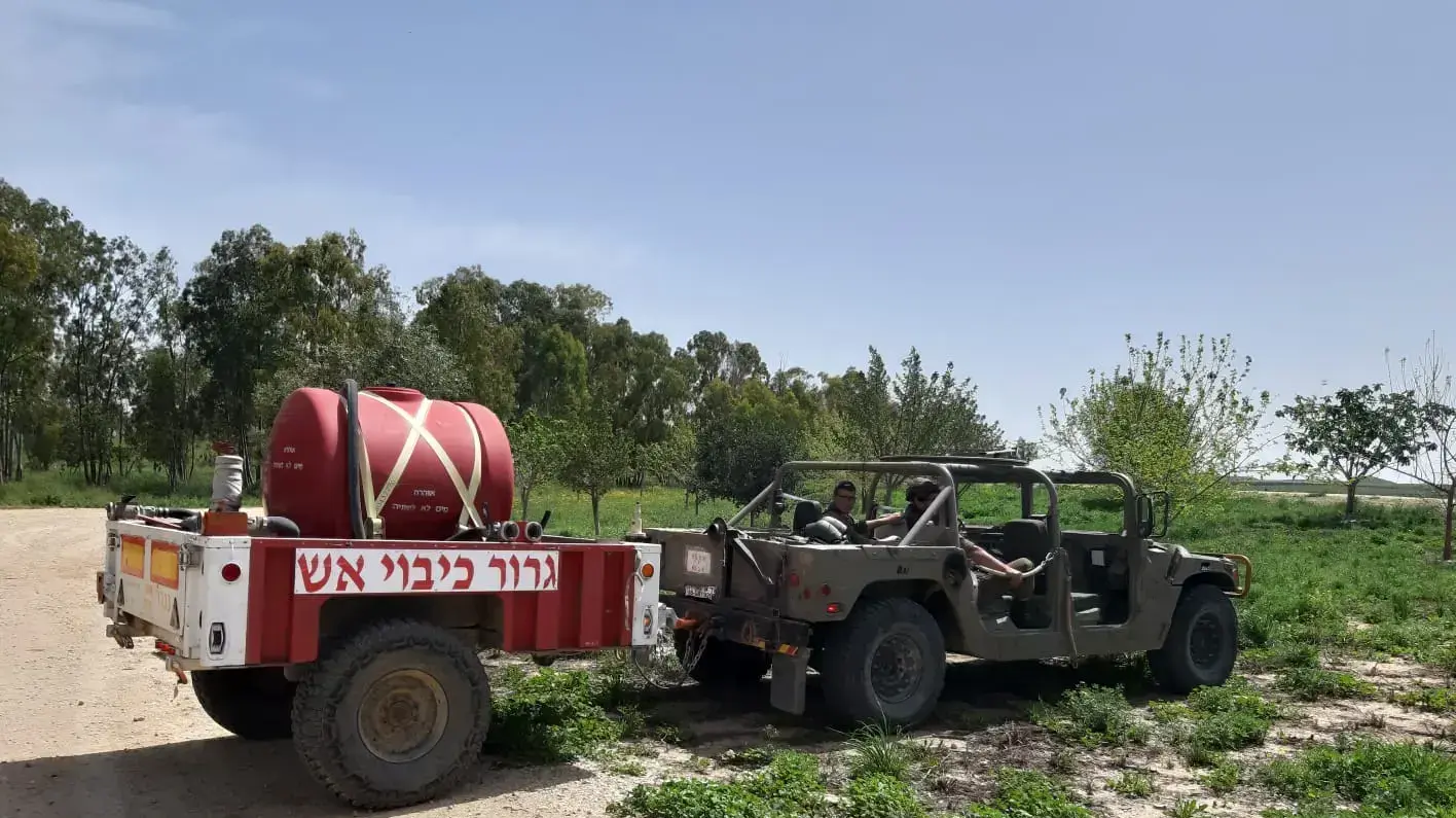 ג'יפ צבאי גורר מיכלית כיבוי אש באזור עוטף עזה. 22 באוגוסט 2020 ג'יפ צבאי גורר מיכלית כיבוי אש באזור עוטף עזה. 22 באוגוסט 2020