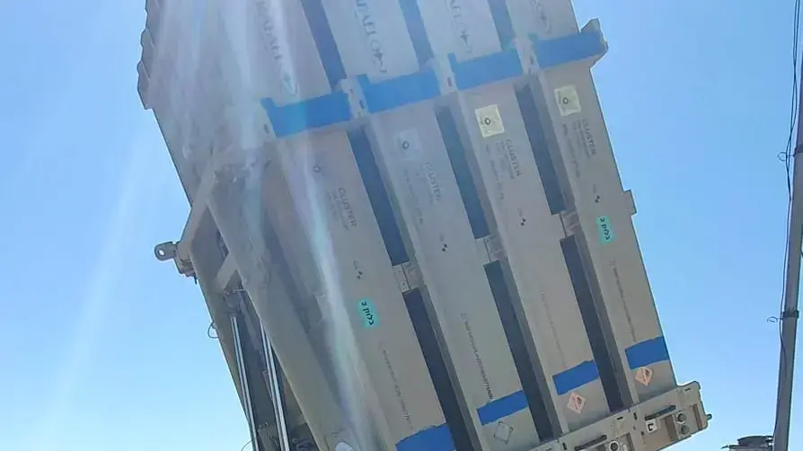 שר הביטחון, בני גנץ במהלך סיור בסוללת כיפת ברזל בדרום 24 באוגוסט 2020 שר הביטחון, בני גנץ במהלך סיור בסוללת כיפת ברזל בדרום 24 באוגוסט 2020