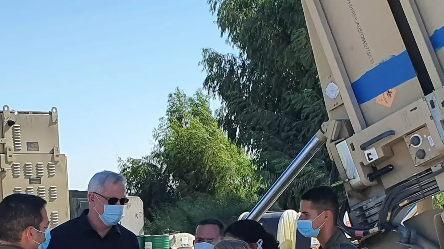 שר הביטחון, בני גנץ במהלך סיור בסוללת כיפת ברזל בדרום 24 באוגוסט 2020 שר הביטחון, בני גנץ במהלך סיור בסוללת כיפת ברזל בדרום 24 באוגוסט 2020