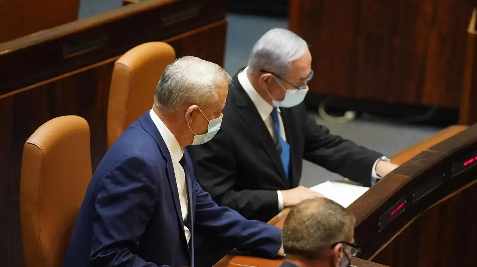 ראש הממשלה, בנימין נתניהו ושר הביטחון, בני גנץ במהלך מליאת הכנסת 24 באוגוסט 2020 ראש הממשלה, בנימין נתניהו ושר הביטחון, בני גנץ במהלך מליאת הכנסת 24 באוגוסט 2020