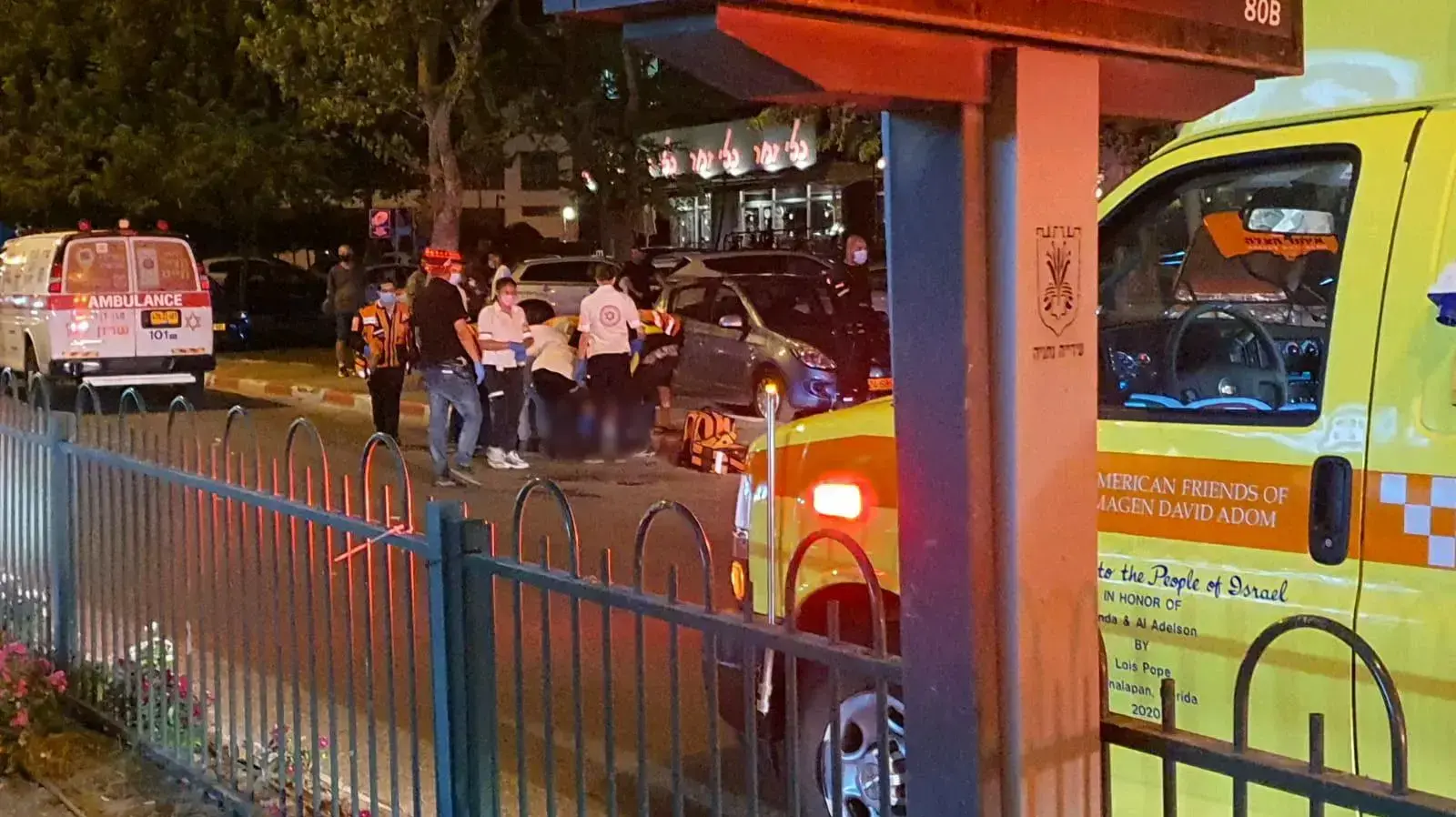זירת תאונת הדרכים בה נפצע אנוש רוכב אופנוע בן 37 לאחר שפגע בהולך רגל בן 30 בשדרות גיבורי ישראל בנתניה. 24 באוגוסט 2020 זירת תאונת הדרכים בה נפצע אנוש רוכב אופנוע בן 37 לאחר שפגע בהולך רגל בן 30 בשדרות גיבורי ישראל בנתניה. 24 באוגוסט 2020