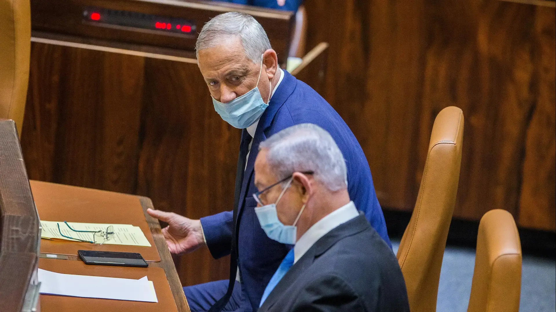 שר הביטחון בני גנץ וראש הממשלה בנימין נתניהו במליאת הכנסת בזמן ההצבעה על הצעת החוק לדחיית מועד אישור התקציב. 24 באוגוסט 2020
