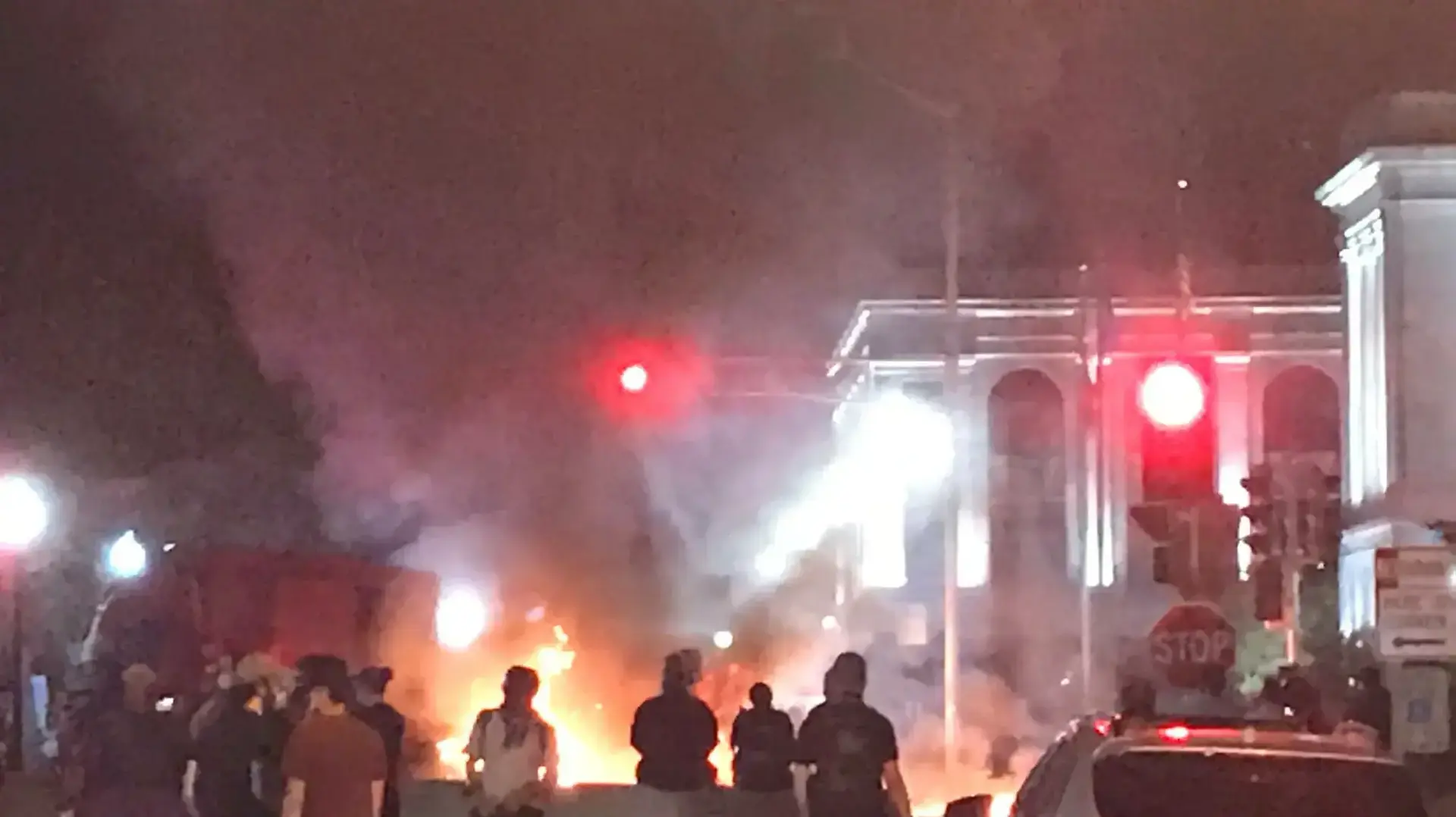 מחאה בקנושה, ויסקונסין בעקבות תיעוד שהופץ ברשתות החברתיות וחושף שוטרים יורים בגבר שחור שהפנה אליהם את גבו וניסה להיכנס לרכבו 24 באוגוסט 2020 מחאה בקנושה, ויסקונסין בעקבות תיעוד שהופץ ברשתות החברתיות וחושף שוטרים יורים בגבר שחור שהפנה אליהם את גבו וניסה להיכנס לרכבו 24 באוגוסט 2020