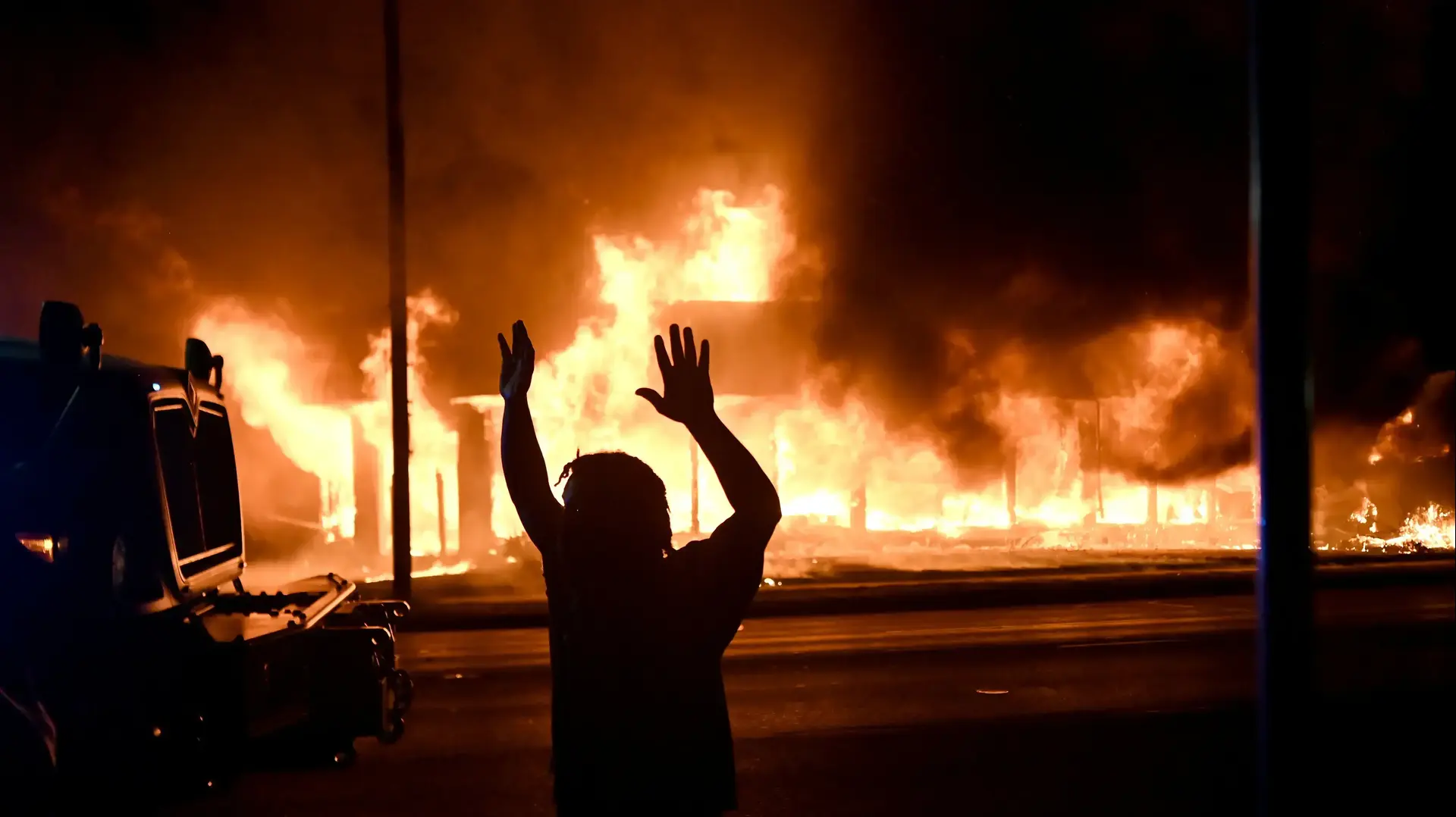 מחאה בקנושה, ויסקונסין בעקבות תיעוד שהופץ ברשתות החברתיות וחושף שוטרים יורים בגבר שחור שהפנה אליהם את גבו וניסה להיכנס לרכבו 24 באוגוסט 2020 מחאה בקנושה, ויסקונסין בעקבות תיעוד שהופץ ברשתות החברתיות וחושף שוטרים יורים בגבר שחור שהפנה אליהם את גבו וניסה להיכנס לרכבו 24 באוגוסט 2020