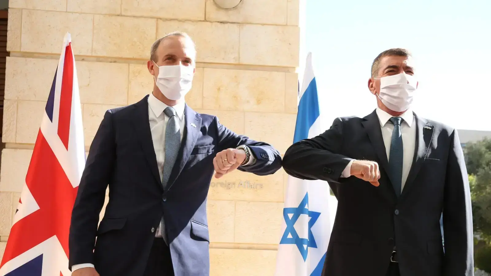 שר החוץ, גבי אשכנזי ומקבילו הבריטי, דומניק ראאב בפתח פגישתם במשרד החוץ, ירושלים 25 באוגוסט 2020 שר החוץ, גבי אשכנזי ומקבילו הבריטי, דומניק ראאב בפתח פגישתם במשרד החוץ, ירושלים 25 באוגוסט 2020