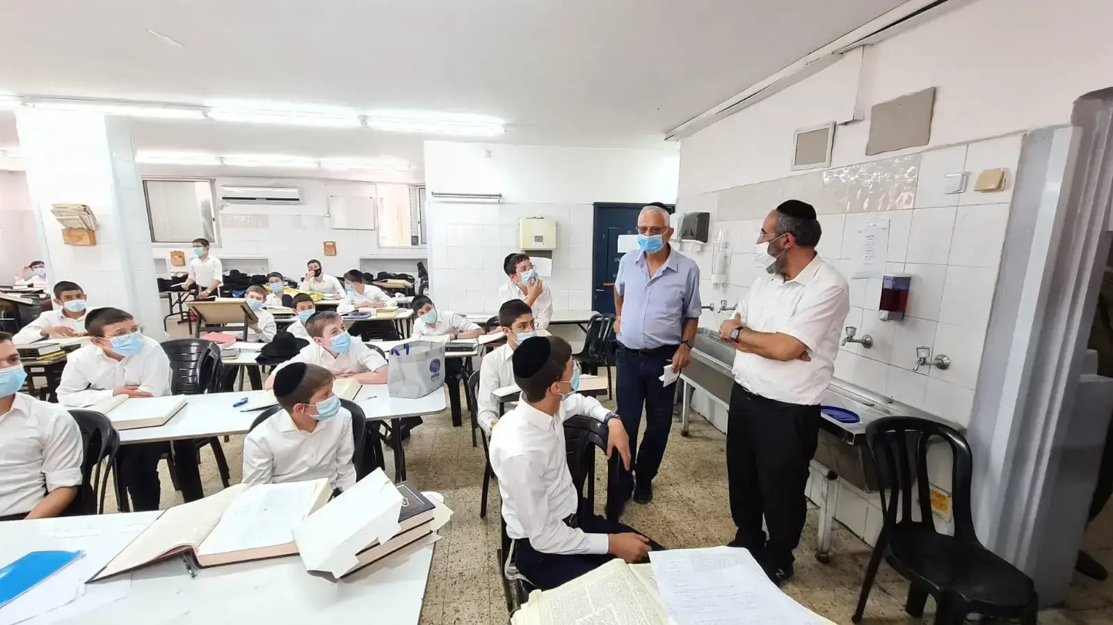 פרויקטור הקורונה פרופ' רוני גמזו בסיור בישיבות בבני ברק - 25 לאוגוסט 2020 פרויקטור הקורונה פרופ' רוני גמזו בסיור בישיבות בבני ברק - 25 לאוגוסט 2020