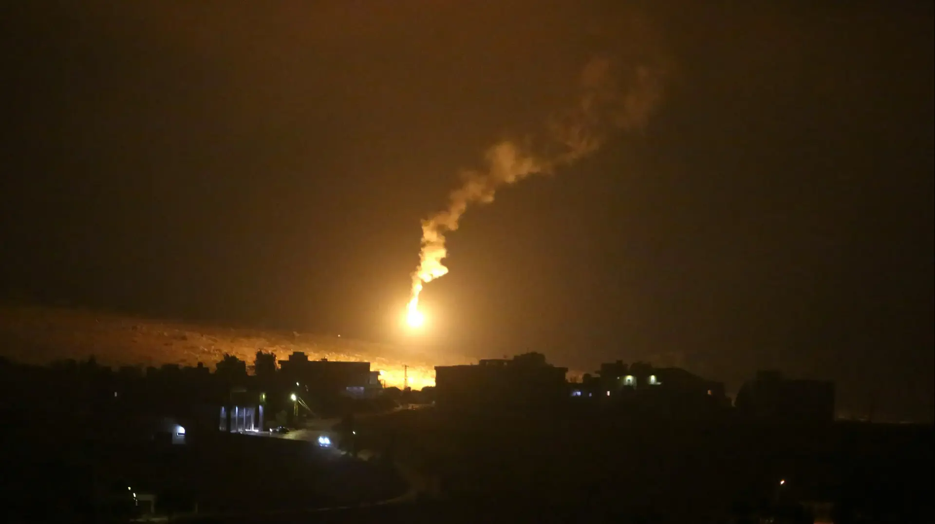 שריפה בכפר חולא בסמוך לגבול לבנון בעקבות תקיפה של צה"ל על יעדים של חיזבאללה בתגובה לירי  אל עבר כוחותינו 25 באוגוסט 2020 


