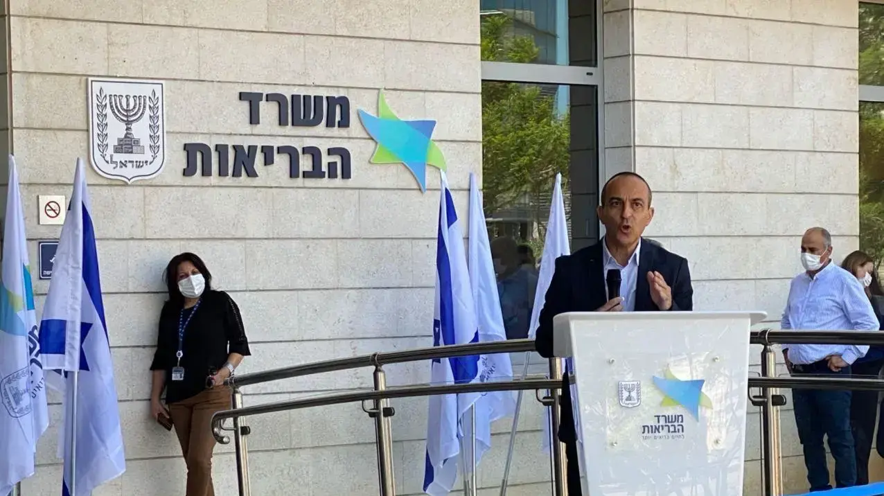 פרויקטור הקורונה, רוני גמזו במהלך חניכת המשל"ט החדש של משרד הבריאות בקרית שדה התעופה 26 באוגוסט 2020 פרויקטור הקורונה, רוני גמזו במהלך חניכת המשל"ט החדש של משרד הבריאות בקרית שדה התעופה 26 באוגוסט 2020
