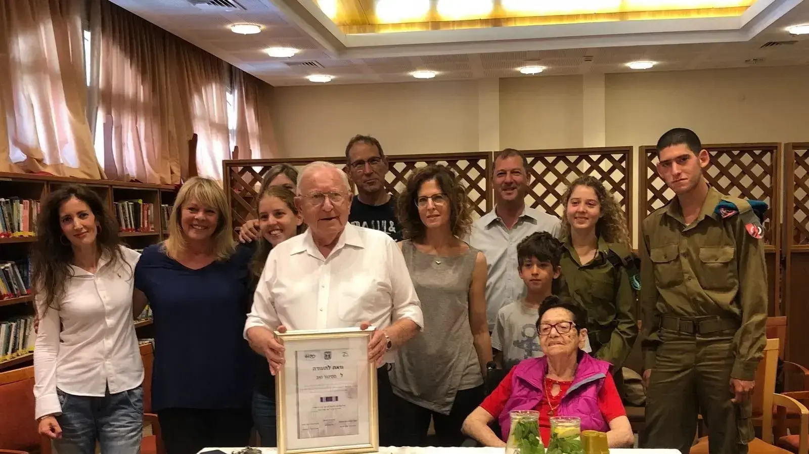 זאב מסינגר מקבל תעודת לוחם תש"ח בשנת ה70 למדינה זאב מסינגר מקבל תעודת לוחם תש"ח בשנת ה70 למדינה