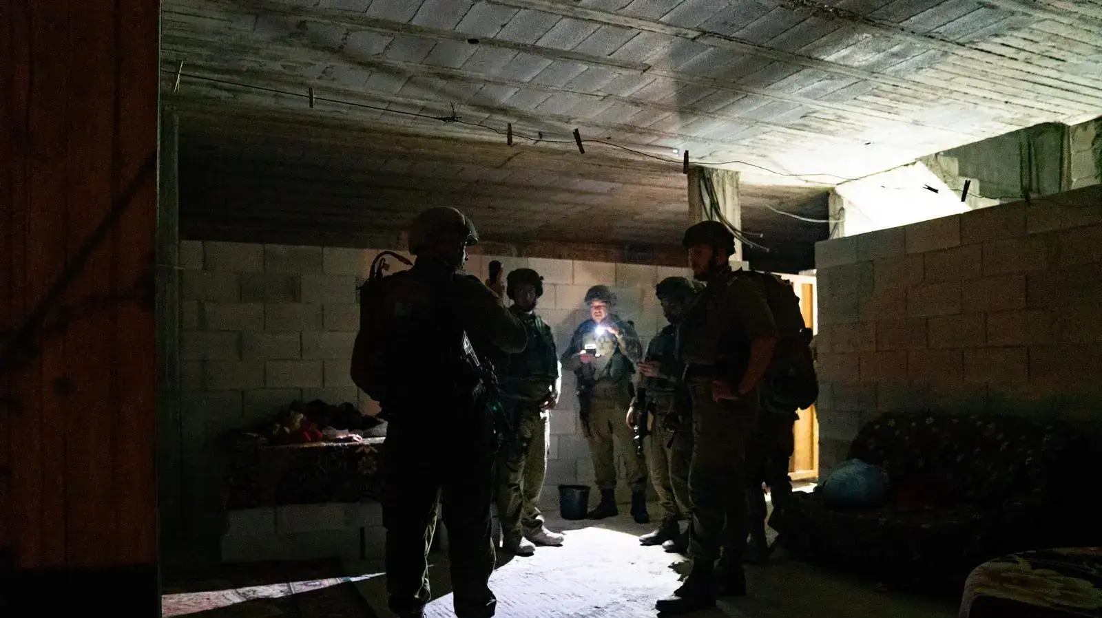 הלילה פעלו לוחמי צה״ל בכפר רוג'יב שבמרחב החטיבה המרחבית ״שומרון״, למיפוי ביתו של המחבל החשוד בביצוע פיגוע הדקירה אתמול (ד') בפתח תקווה, בו נרצח הרב שי אוחיון ז״ל, 27 באוגוסט 2020 הלילה פעלו לוחמי צה״ל בכפר רוג'יב שבמרחב החטיבה המרחבית ״שומרון״, למיפוי ביתו של המחבל החשוד בביצוע פיגוע הדקירה אתמול (ד') בפתח תקווה, בו נרצח הרב שי אוחיון ז״ל, 27 באוגוסט 2020
