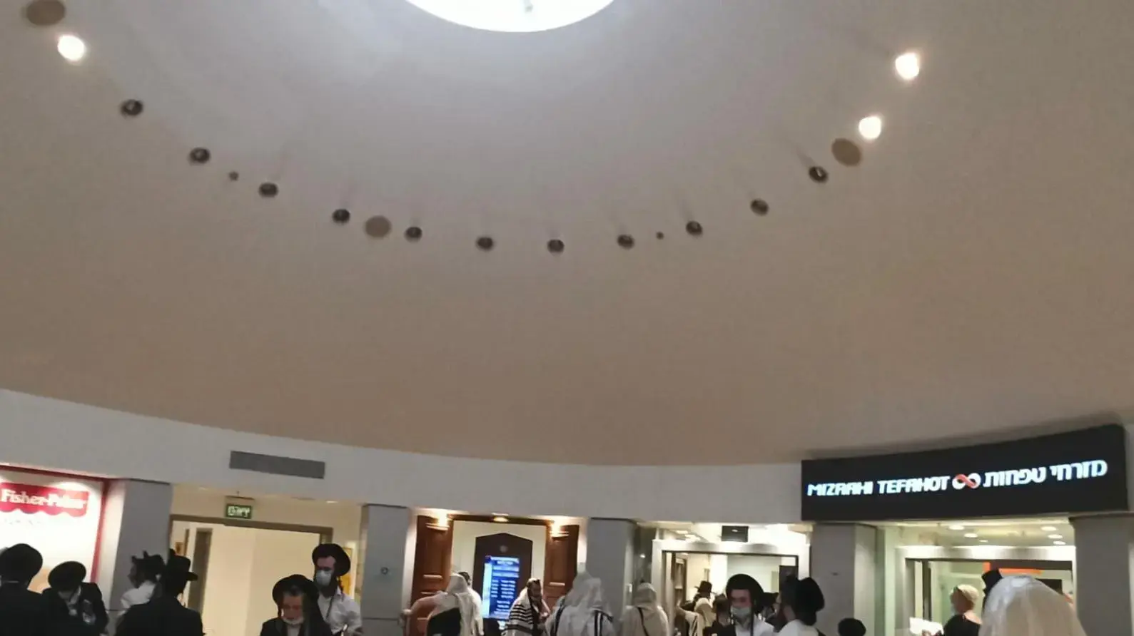 עשרות חסידי ברסלב המריאו הבוקר לקברו של רבי נחמן מברסלב באומן, נתב"ג, 27 באוגוסט 2020 עשרות חסידי ברסלב המריאו הבוקר לקברו של רבי נחמן מברסלב באומן, נתב"ג, 27 באוגוסט 2020