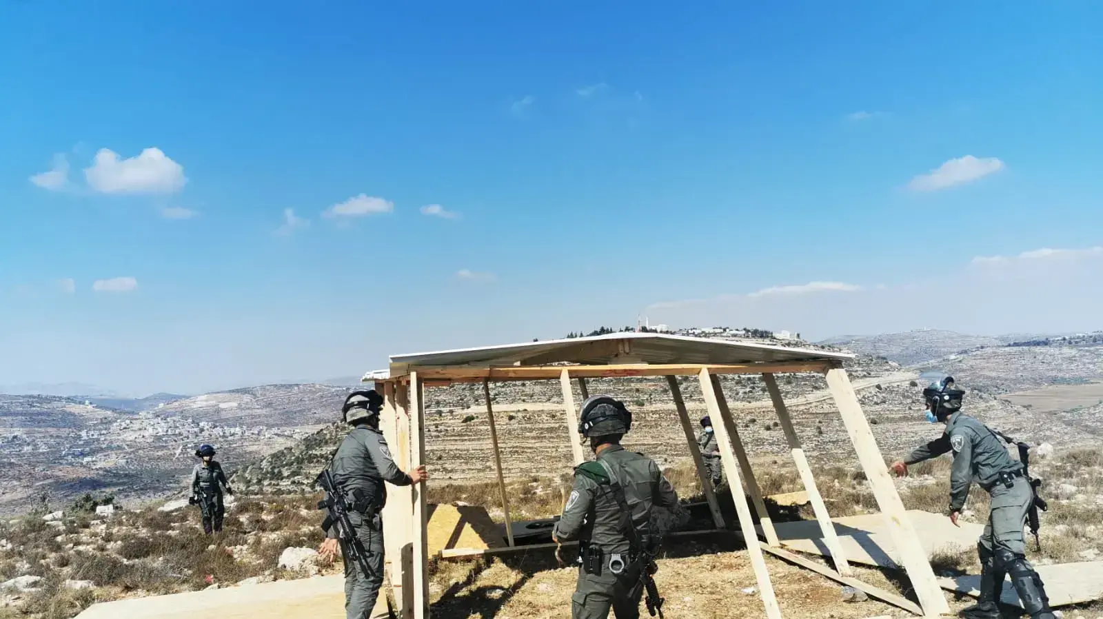 כוחות משמר הגבול והמנהל האזרחי במהלך פינוי שבעה מבנים לא חוקיים שהוקמו בגזרת בנימין בסמוך לכפרים סינג'ל ואבו עבוויין 27 באוגוסט 2020 כוחות משמר הגבול והמנהל האזרחי במהלך פינוי שבעה מבנים לא חוקיים שהוקמו בגזרת בנימין בסמוך לכפרים סינג'ל ואבו עבוויין 27 באוגוסט 2020
