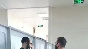 חסיד ברסלב מקבל סיוע לאחר התעלפותו בשדה התעופה בזאפוריז'יה, אוקריאנה 
