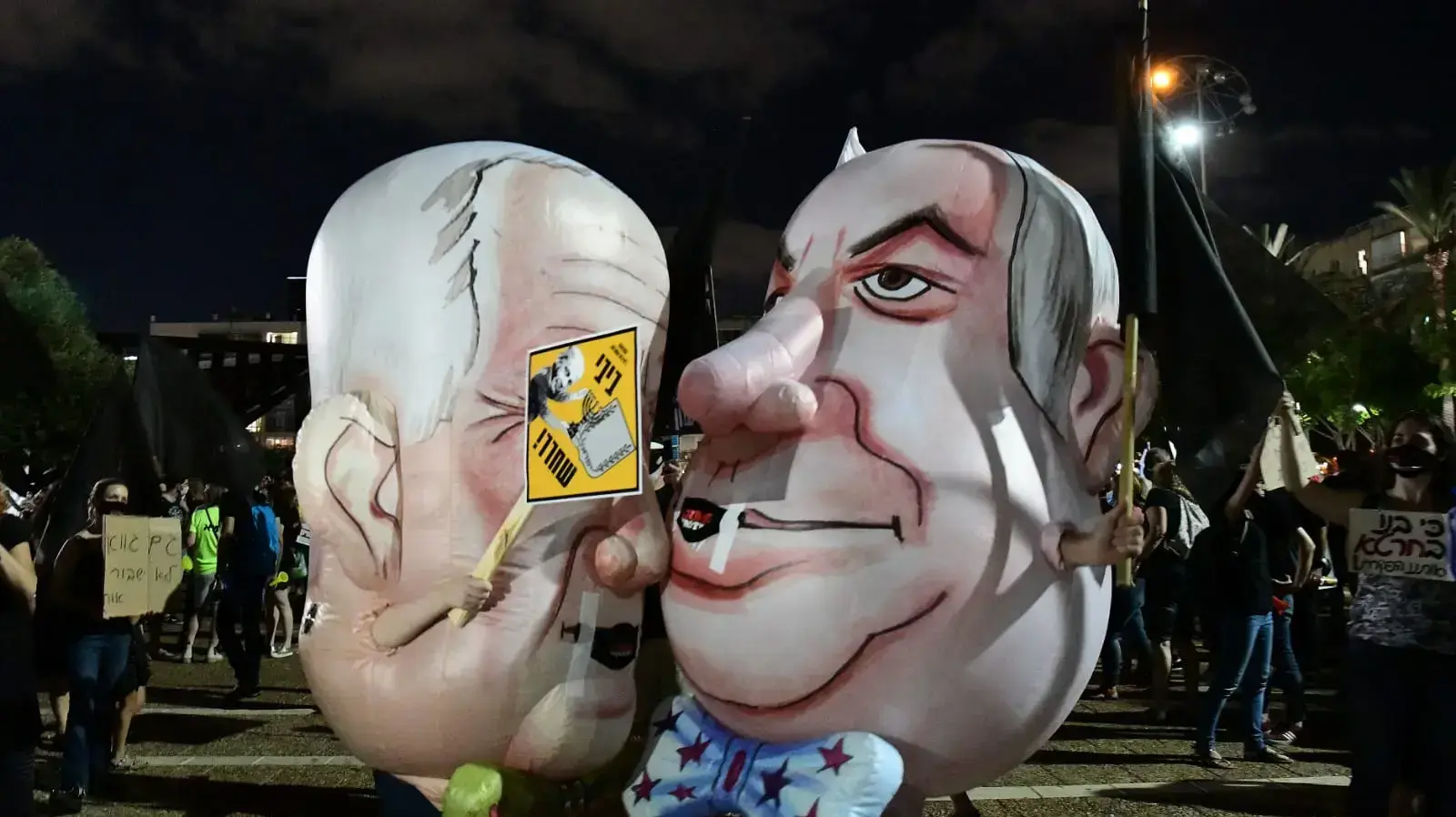 הפגנת הדגלים השחורים נגד השחיתות השלטונית. כיכר רבין, ת"א 27 באוגוסט 2020 הפגנת הדגלים השחורים נגד השחיתות השלטונית. כיכר רבין, ת"א 27 באוגוסט 2020