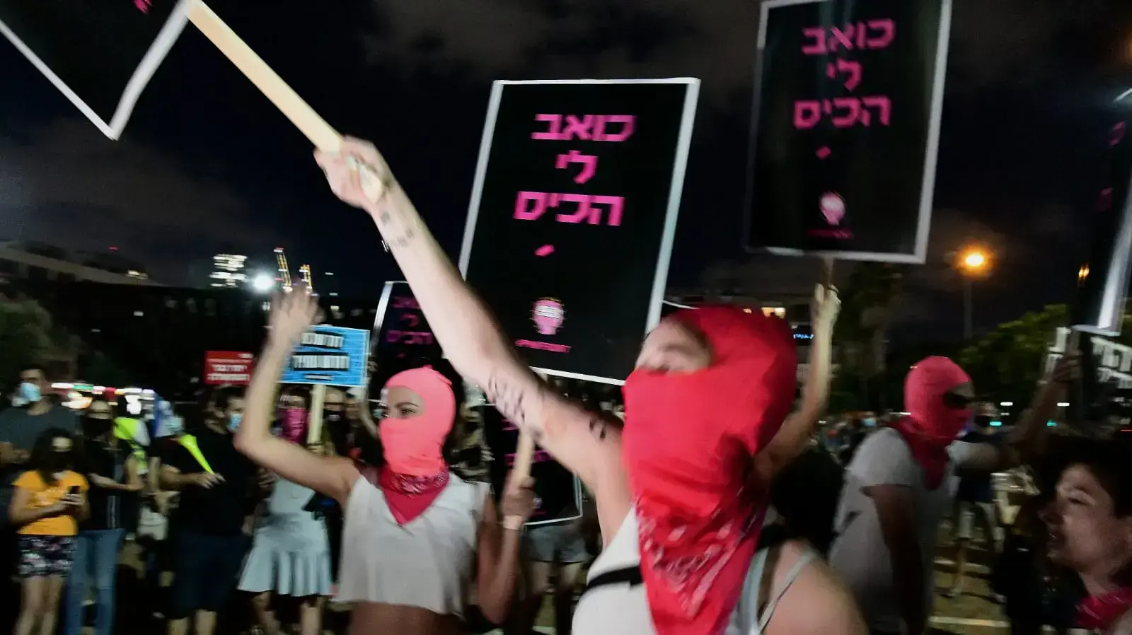 הפגנת הדגלים השחורים נגד השחיתות השלטונית. כיכר רבין, ת"א 27 באוגוסט 2020 הפגנת הדגלים השחורים נגד השחיתות השלטונית. כיכר רבין, ת"א 27 באוגוסט 2020