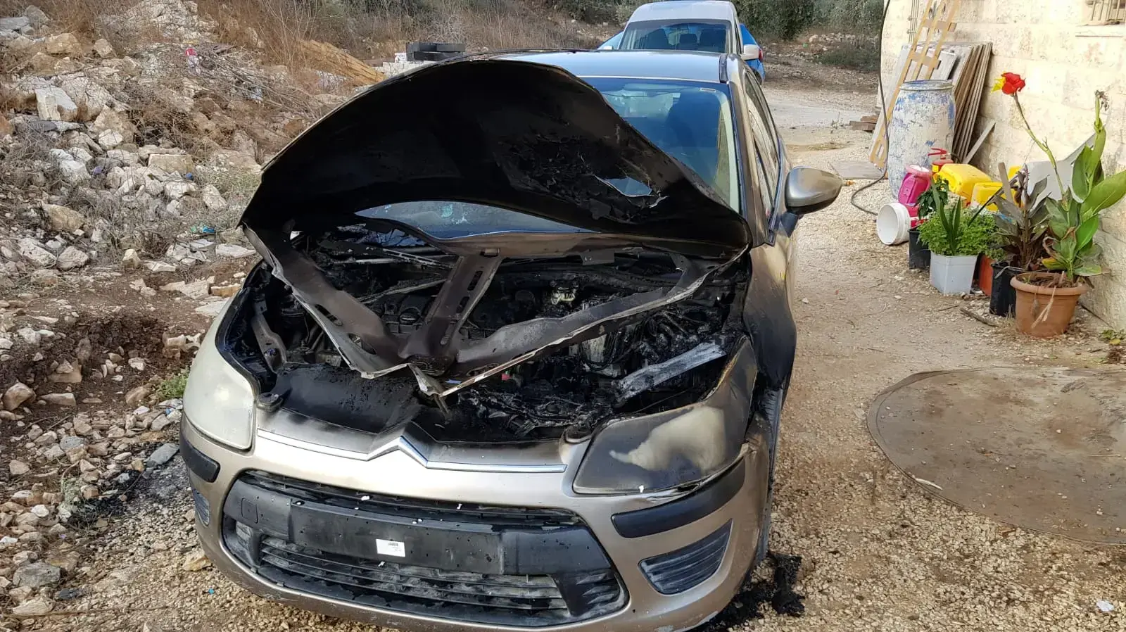 רכב נשרף וכתובות נאצה רוססו בכפר עסירה א-קבלייה, הסמוך להתנחלות יצהר שביהודה ושומרון. נבדק חשד לתג מחיר. 28 באוגוסט 2020 רכב נשרף וכתובות נאצה רוססו בכפר עסירה א-קבלייה, הסמוך להתנחלות יצהר שביהודה ושומרון. נבדק חשד לתג מחיר. 28 באוגוסט 2020