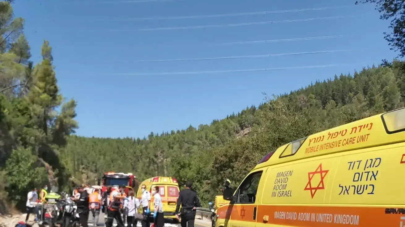 זירת תאונת הדרכים בה נהרג רוכב אופנוע בן 30 בתאונת בין שני אופנועים וכלי רכב בכביש 386, כביש עין כרם נס הרים הסמוך לירושלים. בתאונה נפצעו גם רוכבת אופנוע כבת 25 במצב בינוני וחמישה נוסעי הרכב באורח קל. 28 באוגוסט 2020 זירת תאונת הדרכים בה נהרג רוכב אופנוע בן 30 בתאונת בין שני אופנועים וכלי רכב בכביש 386, כביש עין כרם נס הרים הסמוך לירושלים. בתאונה נפצעו גם רוכבת אופנוע כבת 25 במצב בינוני וחמישה נוסעי הרכב באורח קל. 28 באוגוסט 2020