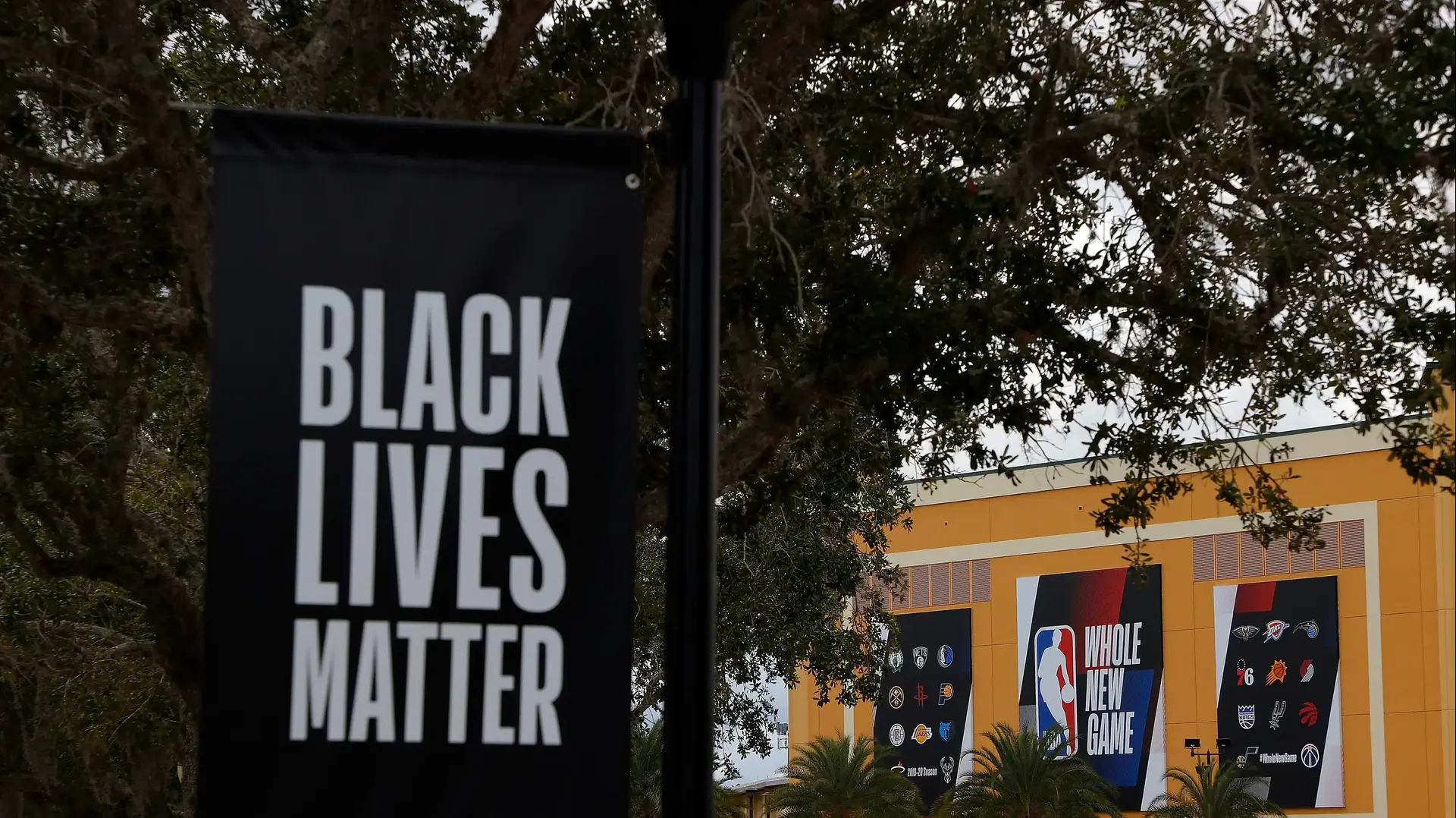 שלט Black Lives Matter מחוץ לאולם NBA שלט Black Lives Matter מחוץ לאולם NBA