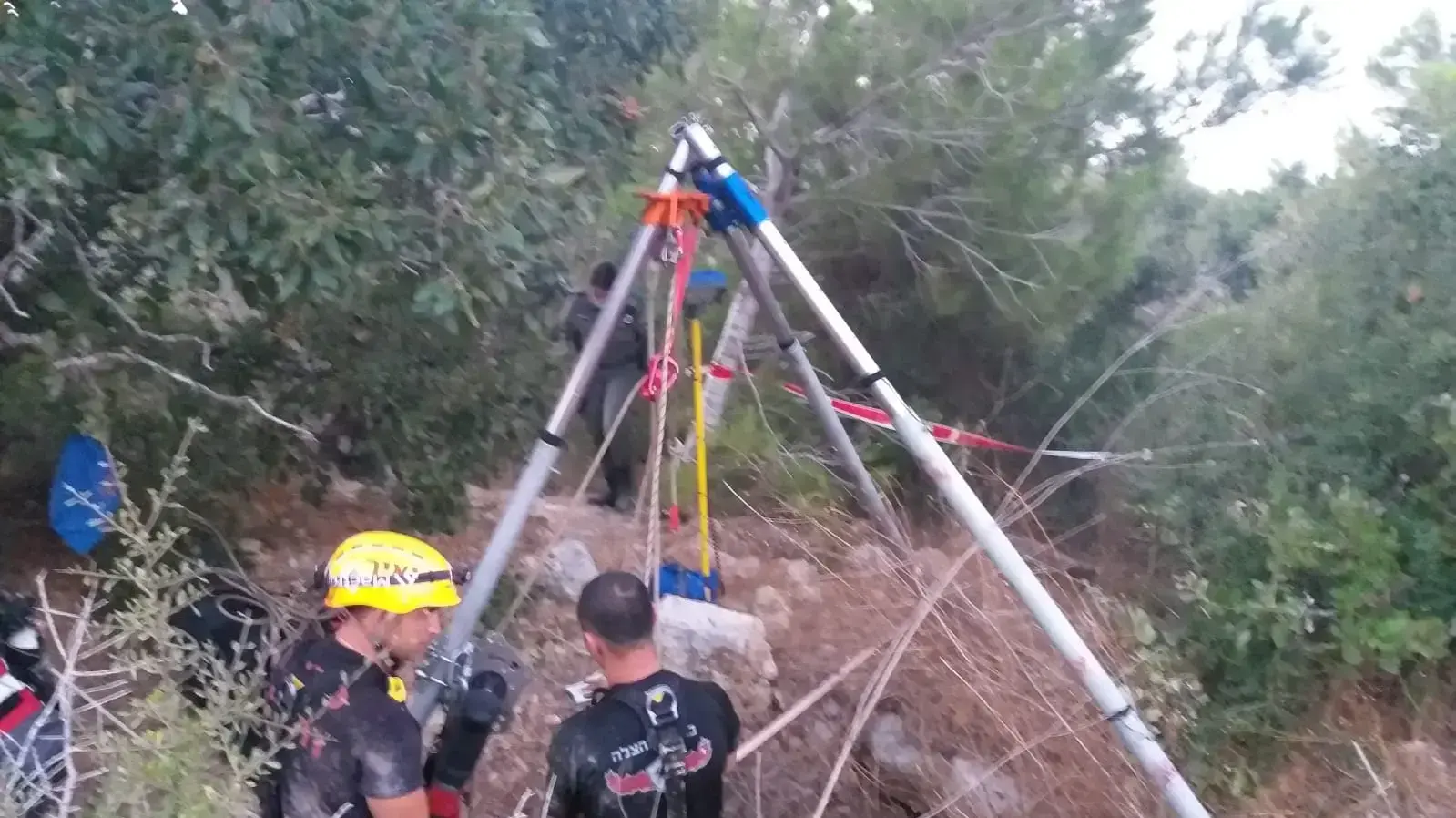 כוחות חילוץ מסייעים לאדם שנפל לפיר בעומק של עשרות מטרים. 29 באוגוסט 2020 כוחות חילוץ מסייעים לאדם שנפל לפיר בעומק של עשרות מטרים. 29 באוגוסט 2020