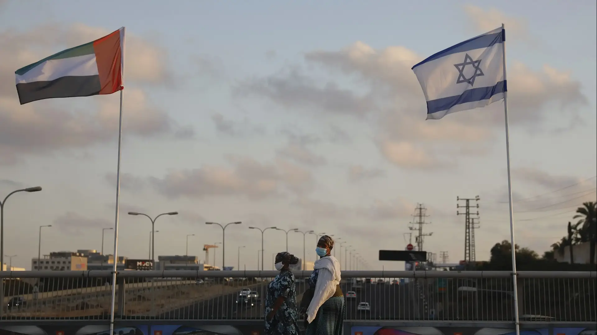 דגלי ישראל ואיחוד האמירויות הערביות מתנוססים בגשר השלום בנתניה, 16 באוגוסט 2020