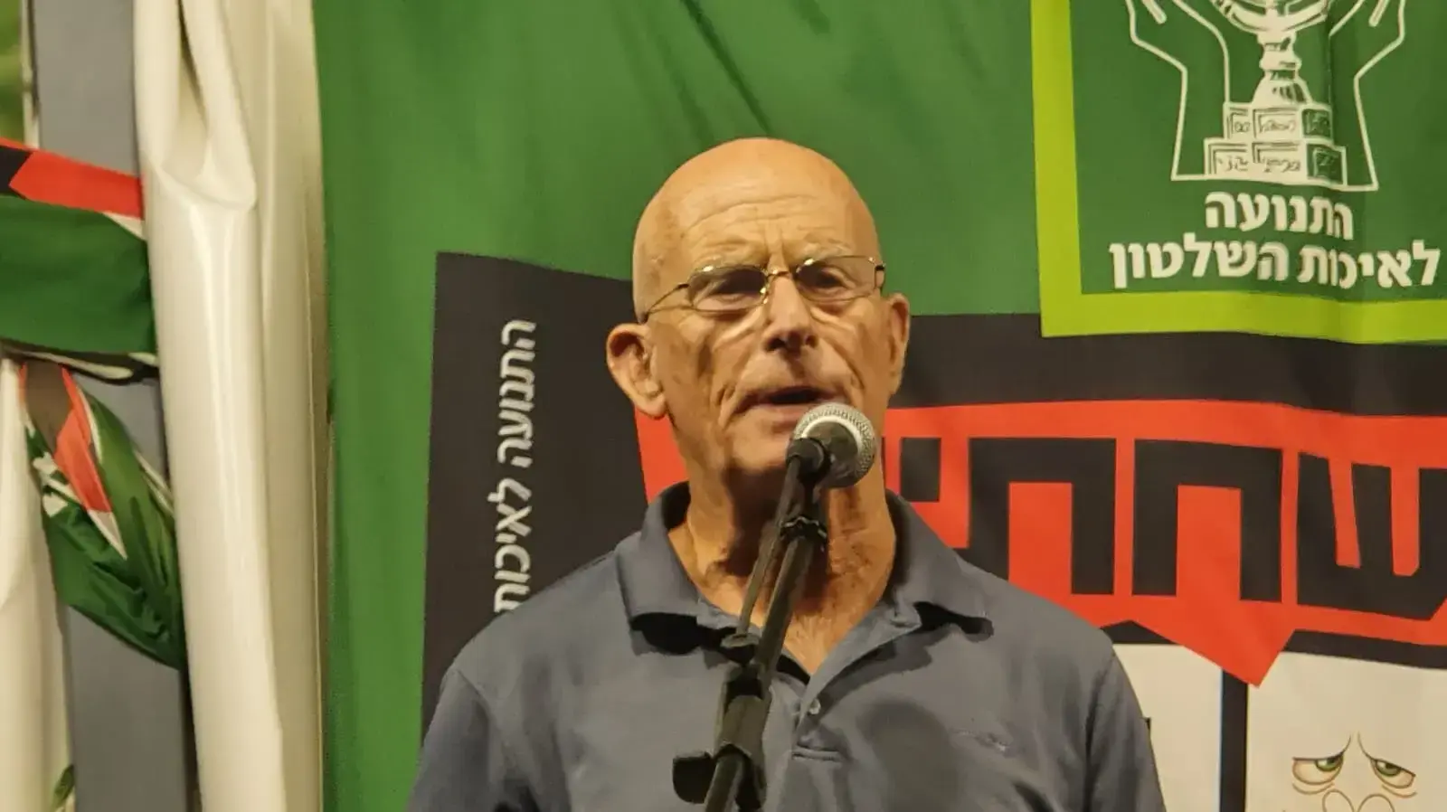 עמי איילון נואם בפני מפגינים נגד ראש הממשלה בנימין נתניהו, קיסריה, 29 באוגוסט 2020 עמי איילון נואם בפני מפגינים נגד ראש הממשלה בנימין נתניהו, קיסריה, 29 באוגוסט 2020