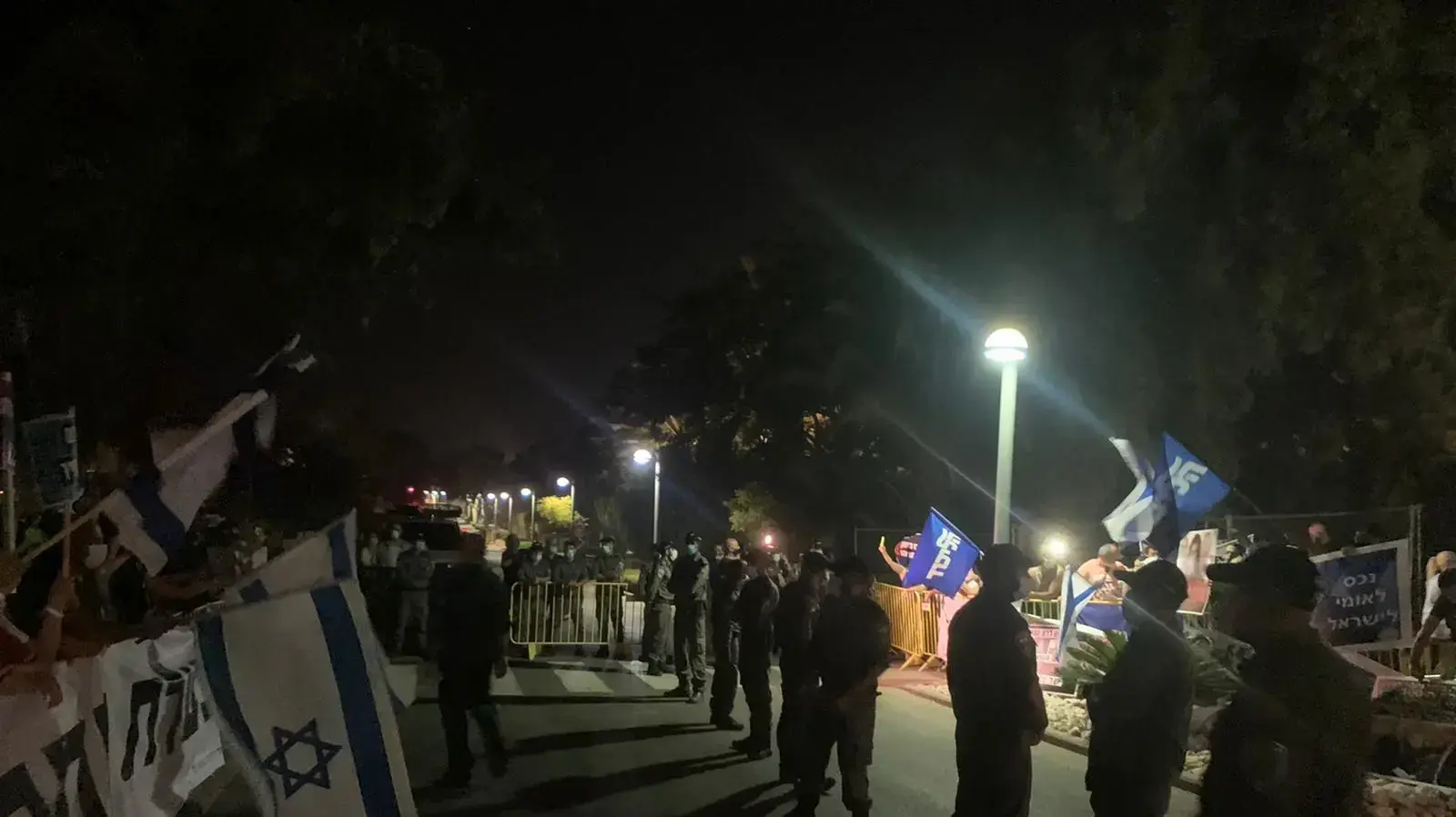 מפגינים נגד ראש הממשלה בנימין נתניהו לצד תומכיו. קיסריה, 29 באוגוסט 2020 מפגינים נגד ראש הממשלה בנימין נתניהו לצד תומכיו. קיסריה, 29 באוגוסט 2020