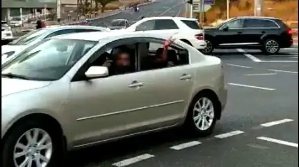 גבר נפנף באקדח אל עבר מפגינים בצומת הסירה הרצליה, 29 באוגוסט 2020 גבר נפנף באקדח אל עבר מפגינים בצומת הסירה הרצליה, 29 באוגוסט 2020
