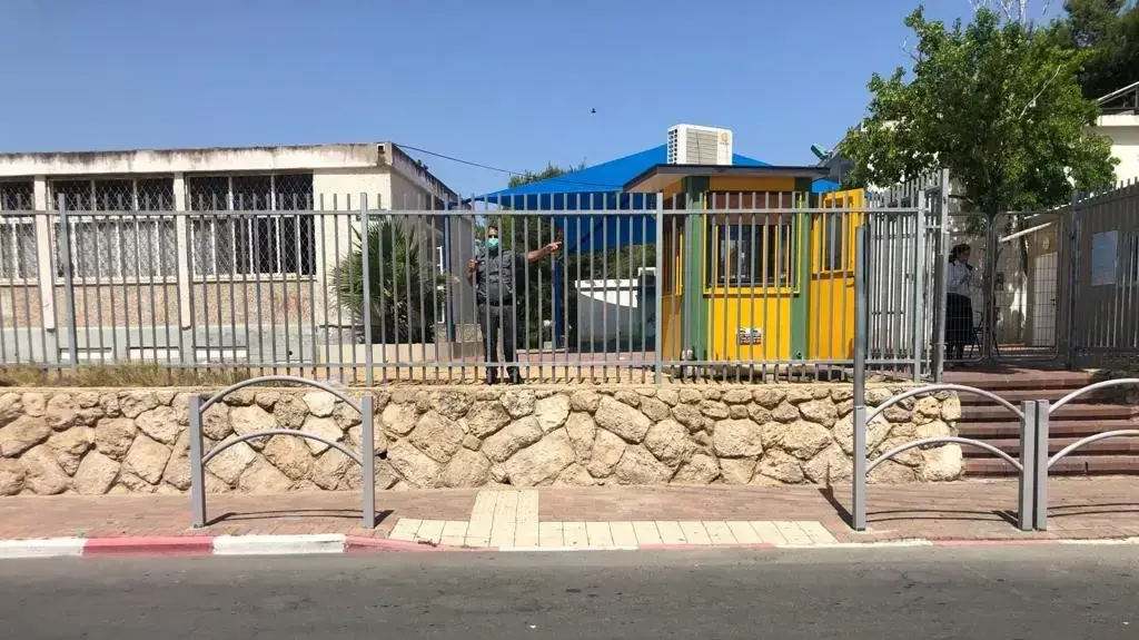 יומיים לפתיחת שנת הלימודים - ליקויי בטיחות ב-65 אחוזים מבתי הספר - היעדר מעקות בטיחות המונעים ריצה לכביש, אשקלון יומיים לפתיחת שנת הלימודים - ליקויי בטיחות ב-65 אחוזים מבתי הספר - היעדר מעקות בטיחות המונעים ריצה לכביש, אשקלון