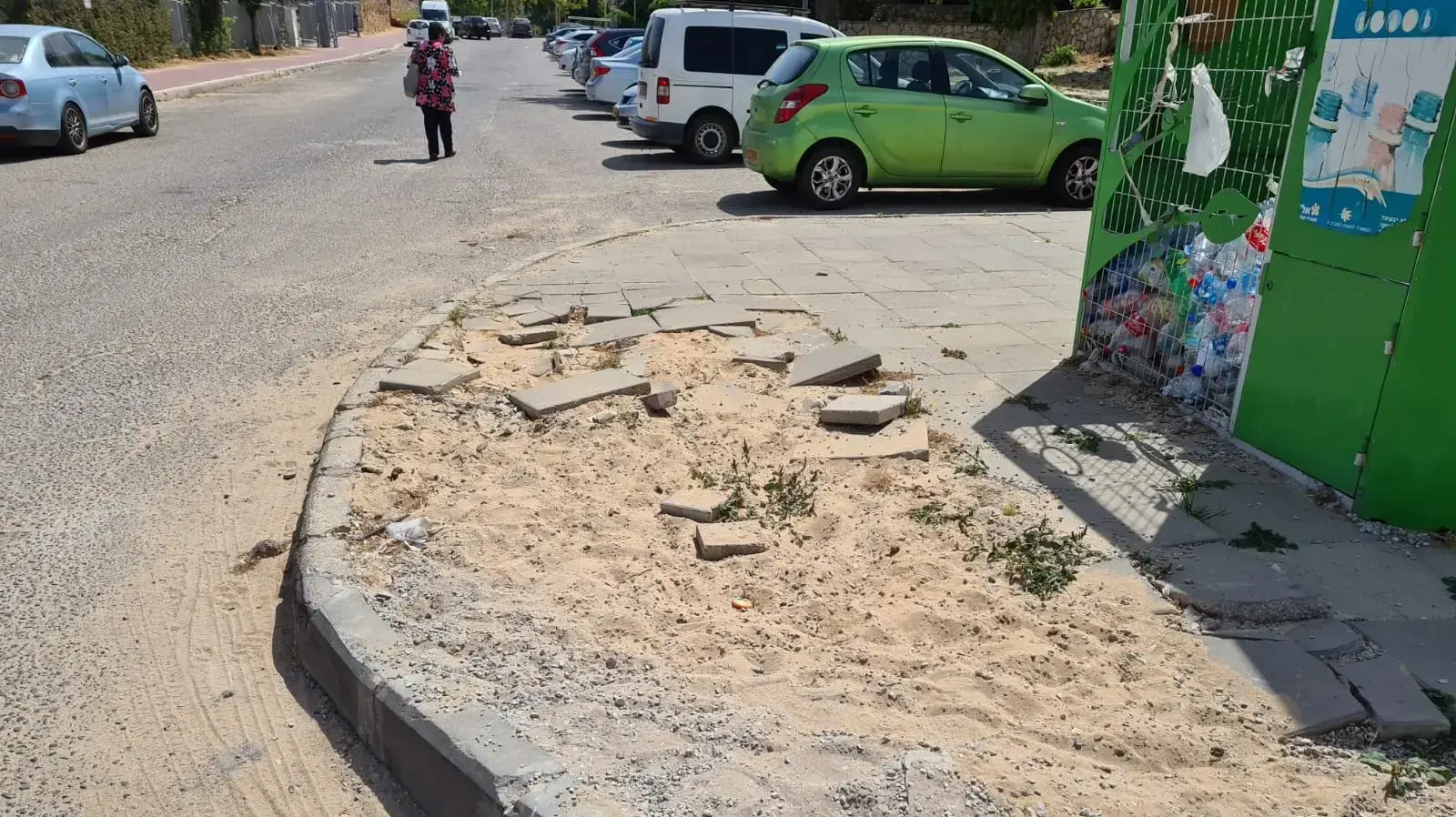 יומיים לפתיחת שנת הלימודים - ליקויי בטיחות ב-65 אחוזים מבתי הספר - מדרכה שבורה בסמוך לבית ספר באשקלון יומיים לפתיחת שנת הלימודים - ליקויי בטיחות ב-65 אחוזים מבתי הספר - מדרכה שבורה בסמוך לבית ספר באשקלון
