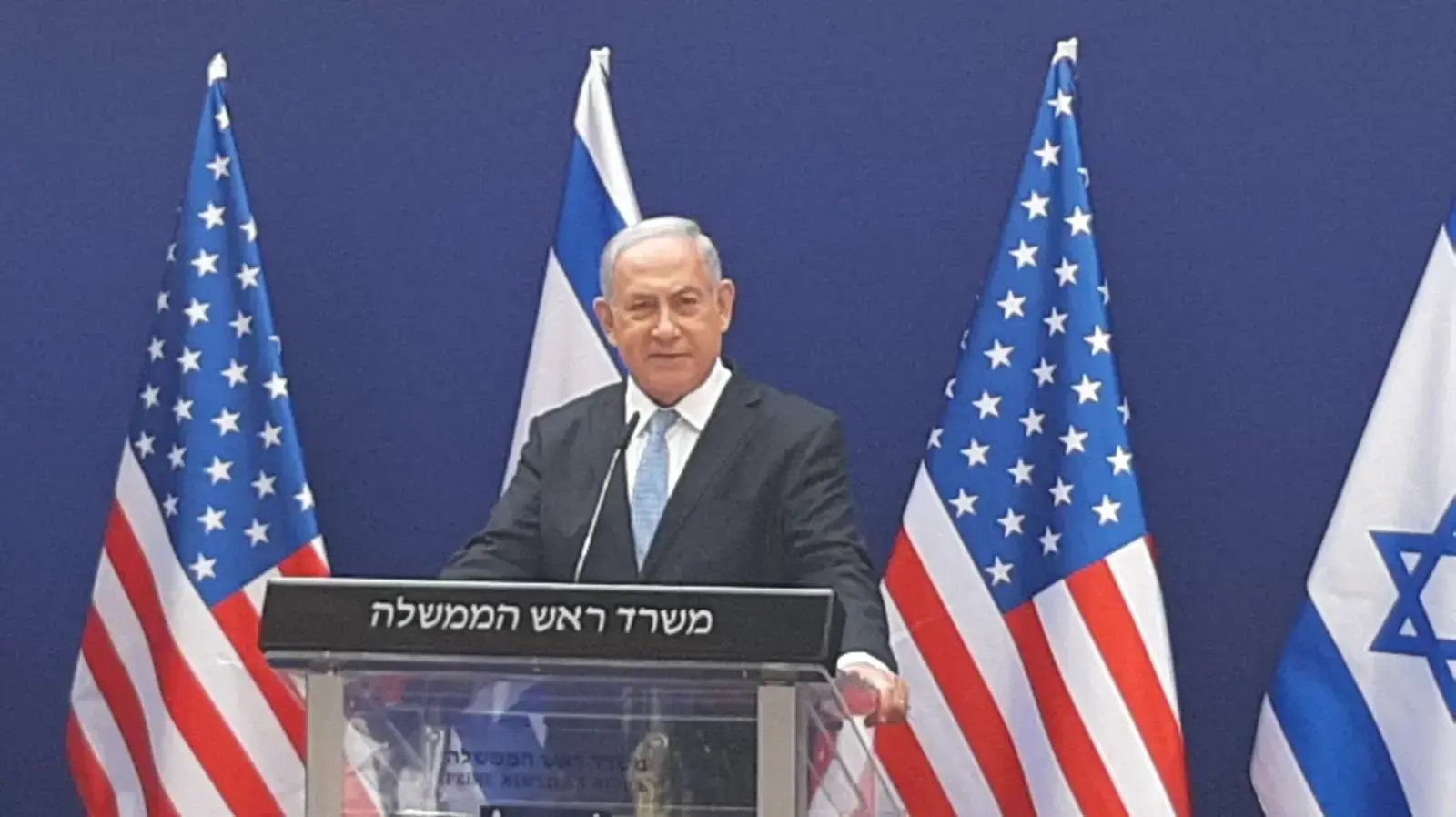 ראש הממשלה, בנימין נתניהו במהלך הצהרות משותפות עם היועץ לביטחון לאומי של ארה"ב רוברט אובריאן ועם היועץ הבכיר לנשיא ארה״ב ג׳ארד קושנר. מעון רה"מ, ירושלים 30 באוגוסט 2020 ראש הממשלה, בנימין נתניהו במהלך הצהרות משותפות עם היועץ לביטחון לאומי של ארה"ב רוברט אובריאן ועם היועץ הבכיר לנשיא ארה״ב ג׳ארד קושנר. מעון רה"מ, ירושלים 30 באוגוסט 2020
