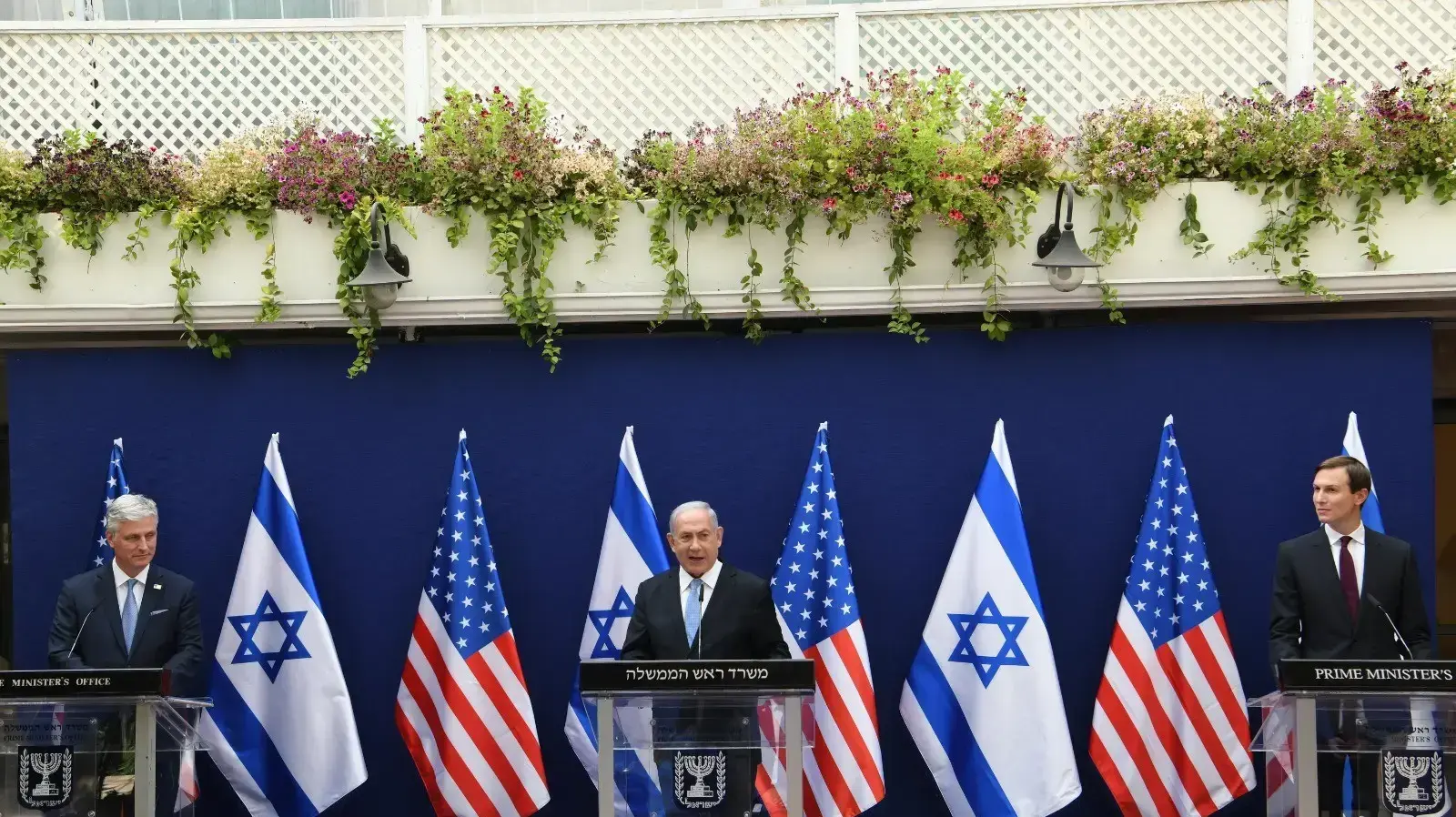 ראש הממשלה, בנימין נתניהו במהלך הצהרות משותפות עם היועץ לביטחון לאומי של ארה"ב רוברט אובריאן ועם היועץ הבכיר לנשיא ארה״ב ג׳ארד קושנר. מעון רה"מ, ירושלים 30 באוגוסט 2020 ראש הממשלה, בנימין נתניהו במהלך הצהרות משותפות עם היועץ לביטחון לאומי של ארה"ב רוברט אובריאן ועם היועץ הבכיר לנשיא ארה״ב ג׳ארד קושנר. מעון רה"מ, ירושלים 30 באוגוסט 2020