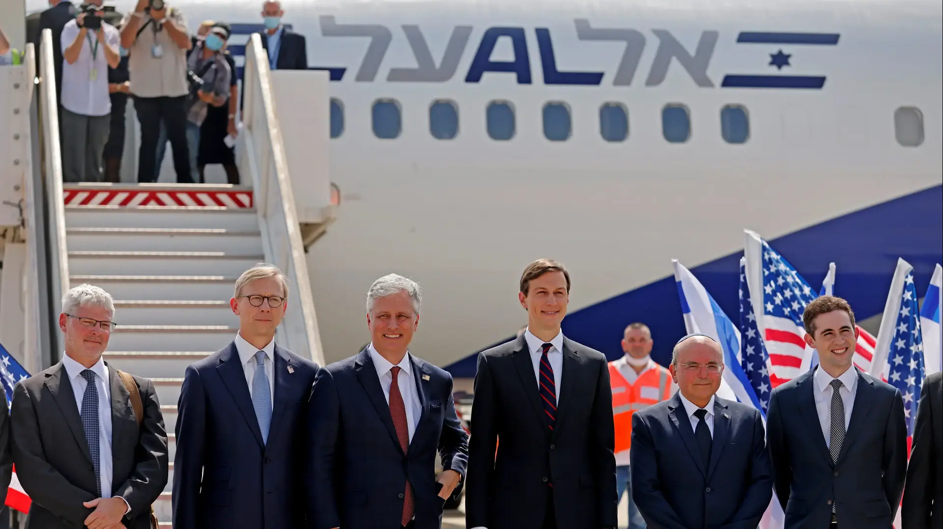 ג'ארד קושנר, ראש המל"ל מאיר בן שבת וחברי המשלחת לקראת העלייה לטיסה מסחרית ראשונה מישראל לאמירויות, 31 באוגוסט 2020 ג'ארד קושנר, ראש המל"ל מאיר בן שבת וחברי המשלחת לקראת העלייה לטיסה מסחרית ראשונה מישראל לאמירויות, 31 באוגוסט 2020