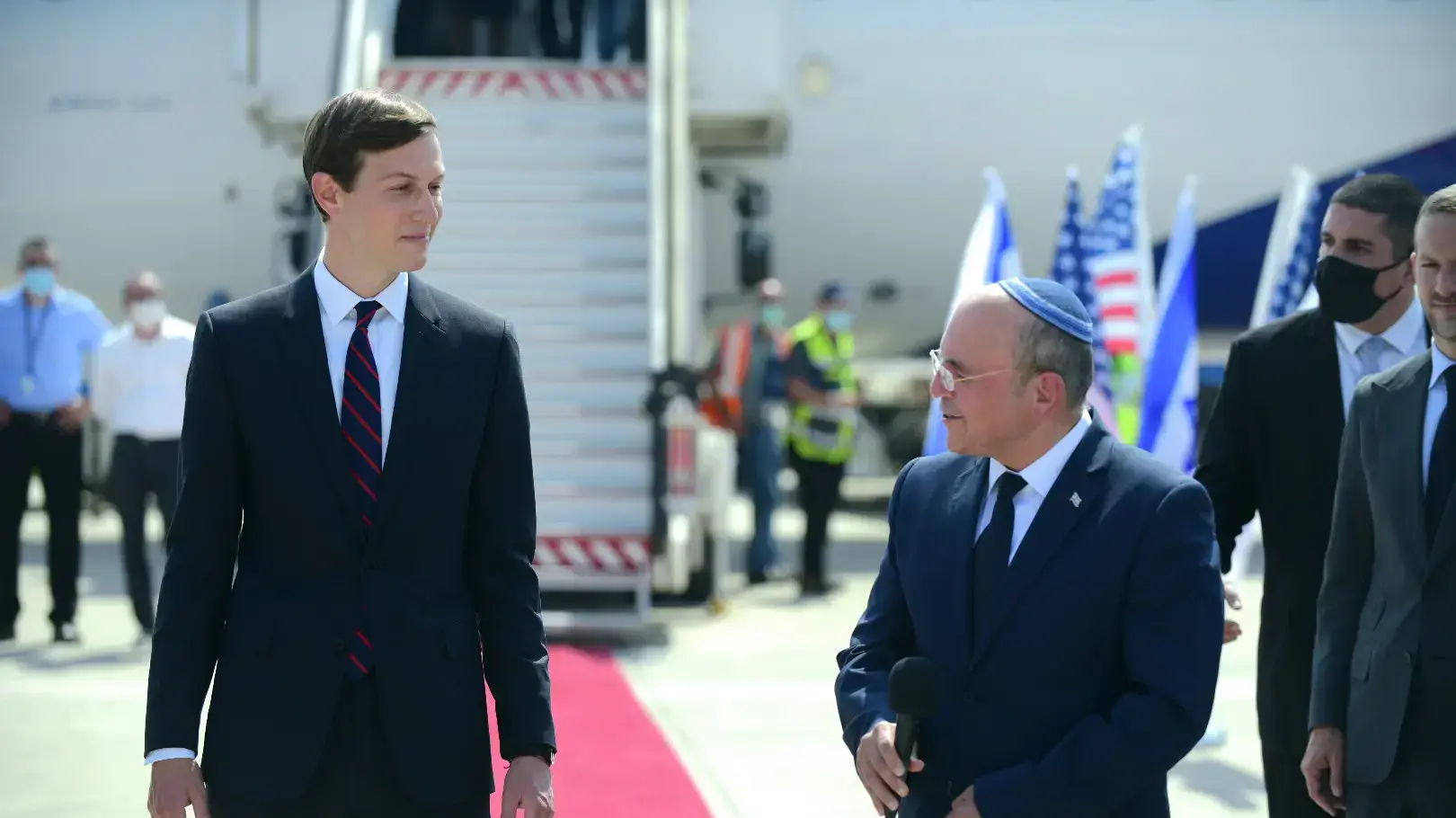 ג'ארד קושנר וראש המל"ל מאיר בן שבת לקראת העלייה לטיסה מסחרית ראשונה מישראל לאמירויות, 31 באוגוסט 2020 ג'ארד קושנר וראש המל"ל מאיר בן שבת לקראת העלייה לטיסה מסחרית ראשונה מישראל לאמירויות, 31 באוגוסט 2020