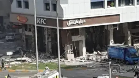 נזקים בסניף של רשת KFC אחרי פיצוץ, אבו דאבי, 31 באוגוסט 