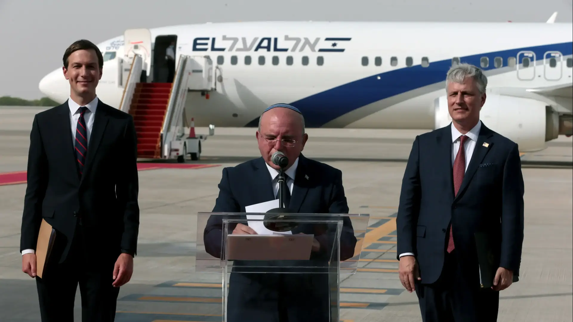 ראש המל"ל, מאיר בן שבת וג'ארד קושנר נוחתים טיסת אל על, הטיסה המסחרית הראשונה מישראל לאבו דאבי נחתה, 31 באוגוסט 2020 ראש המל"ל, מאיר בן שבת וג'ארד קושנר נוחתים טיסת אל על, הטיסה המסחרית הראשונה מישראל לאבו דאבי נחתה, 31 באוגוסט 2020