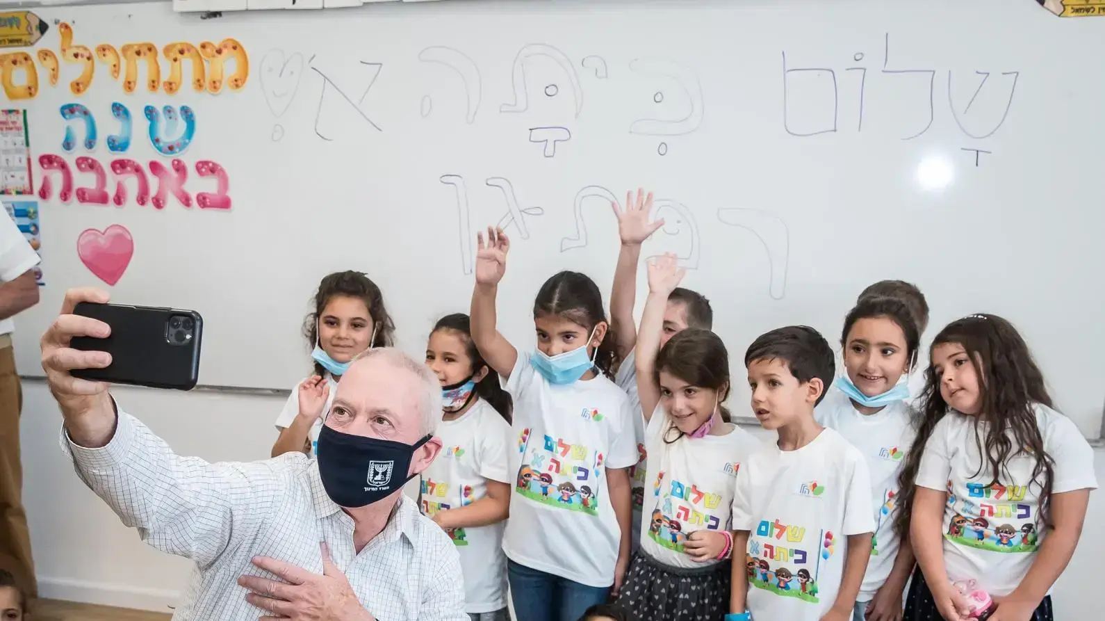 שר החינוך, יואב גלנט במהלך ביקורו בבית ספר הלל ברמת גן ברקע פתיחת שנת הלימודים 1 בספטמבר 2020
שר החינוך, יואב גלנט במהלך ביקורו בבית ספר הלל ברמת גן ברקע פתיחת שנת הלימודים 1 בספטמבר 2020