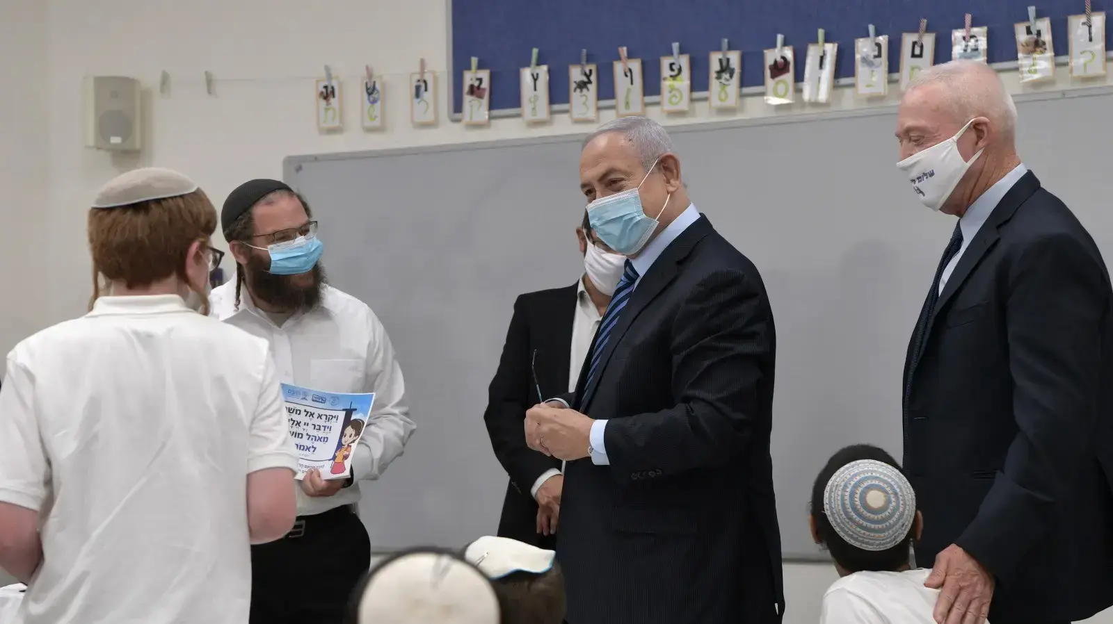 ראש הממשלה, בנימין נתניהו ושר החינוך יואב גלנט במהלך ביקורם בבית ספר "נטעים" במבוא חורון, במועצה אזורית בנימין 1 בספטמבר 2020
ראש הממשלה, בנימין נתניהו ושר החינוך יואב גלנט במהלך ביקורם בבית ספר "נטעים" במבוא חורון, במועצה אזורית בנימין 1 בספטמבר 2020