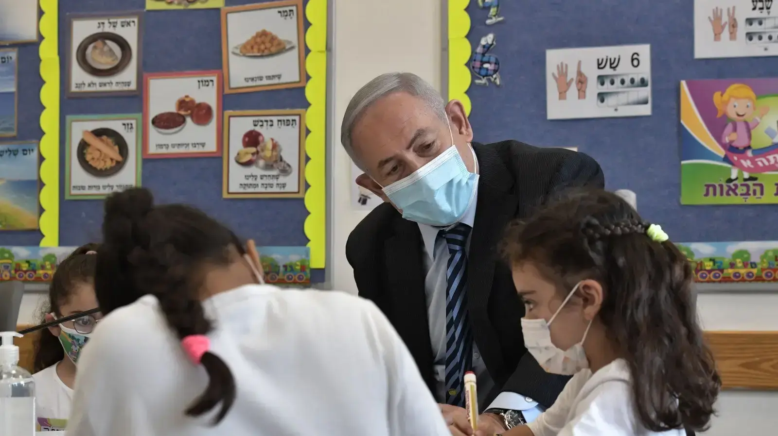 ראש הממשלה, בנימין נתניהו ושר החינוך יואב גלנט במהלך ביקורם בבית ספר "נטעים" במבוא חורון, במועצה אזורית בנימין 1 בספטמבר 2020
ראש הממשלה, בנימין נתניהו ושר החינוך יואב גלנט במהלך ביקורם בבית ספר "נטעים" במבוא חורון, במועצה אזורית בנימין 1 בספטמבר 2020