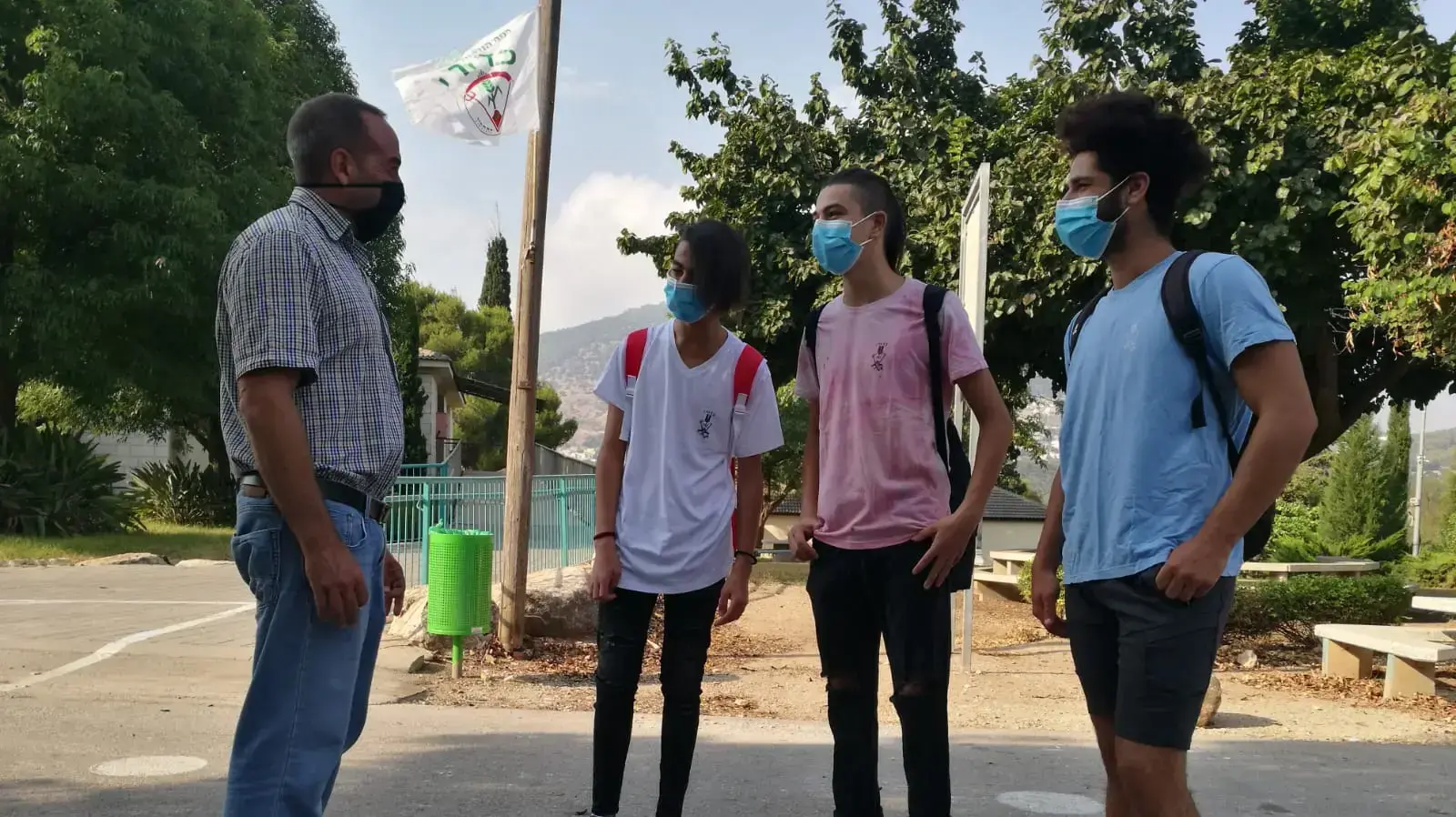 רועי בר אילן עם תלמידי כתה י"א בפנימיית כדורי רועי בר אילן עם תלמידי כתה י"א בפנימיית כדורי