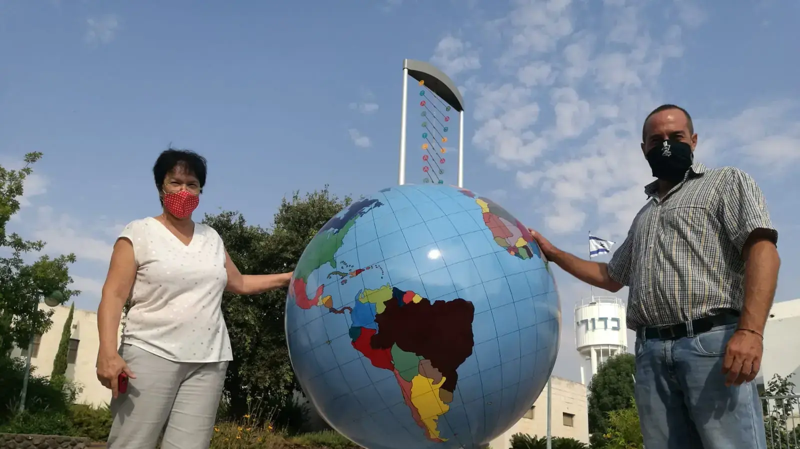 רועי בר אילן, מנהל כפר הנוער כדורי ודלית אביגד. נהלת ביה"ס כדורי בגן המדעי שבביהס רועי בר אילן, מנהל כפר הנוער כדורי ודלית אביגד. נהלת ביה"ס כדורי בגן המדעי שבביהס