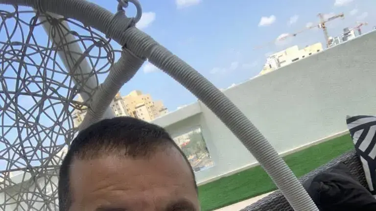 שלומי סרנגה בביתו, לאחר שחלה בקורונה שלומי סרנגה בביתו, לאחר שחלה בקורונה