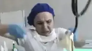 נחש נשלף מגרונה של מטופלת ברוסיה נחש נשלף מגרונה של מטופלת ברוסיה